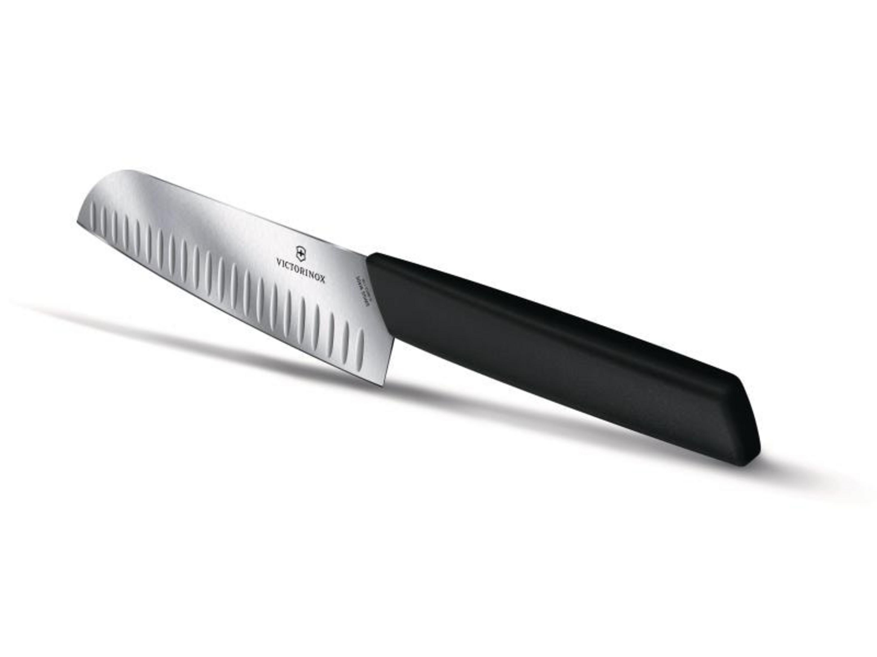 Ein silbernes Victorinox Messer mit schwarzem Griff und Wellenschliff.