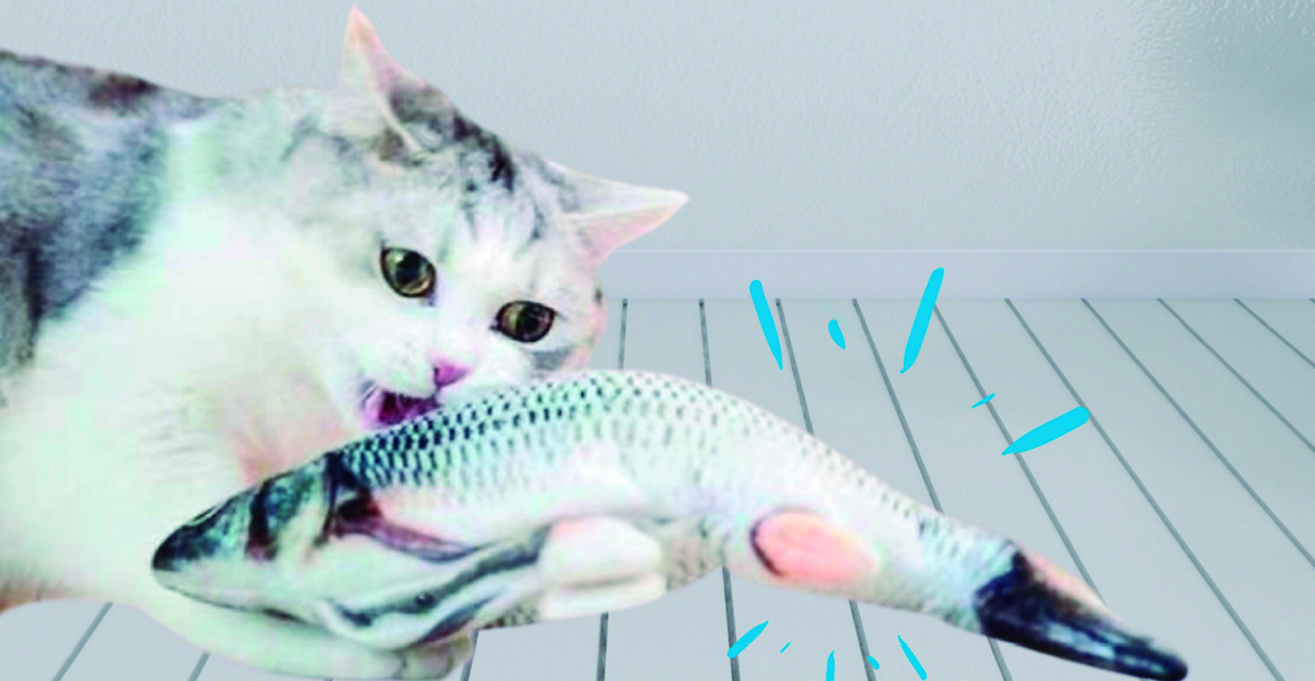 Eine grau-weiße Katze beißt in ein realistisches Fischspielzeug auf weißem Streifenboden.