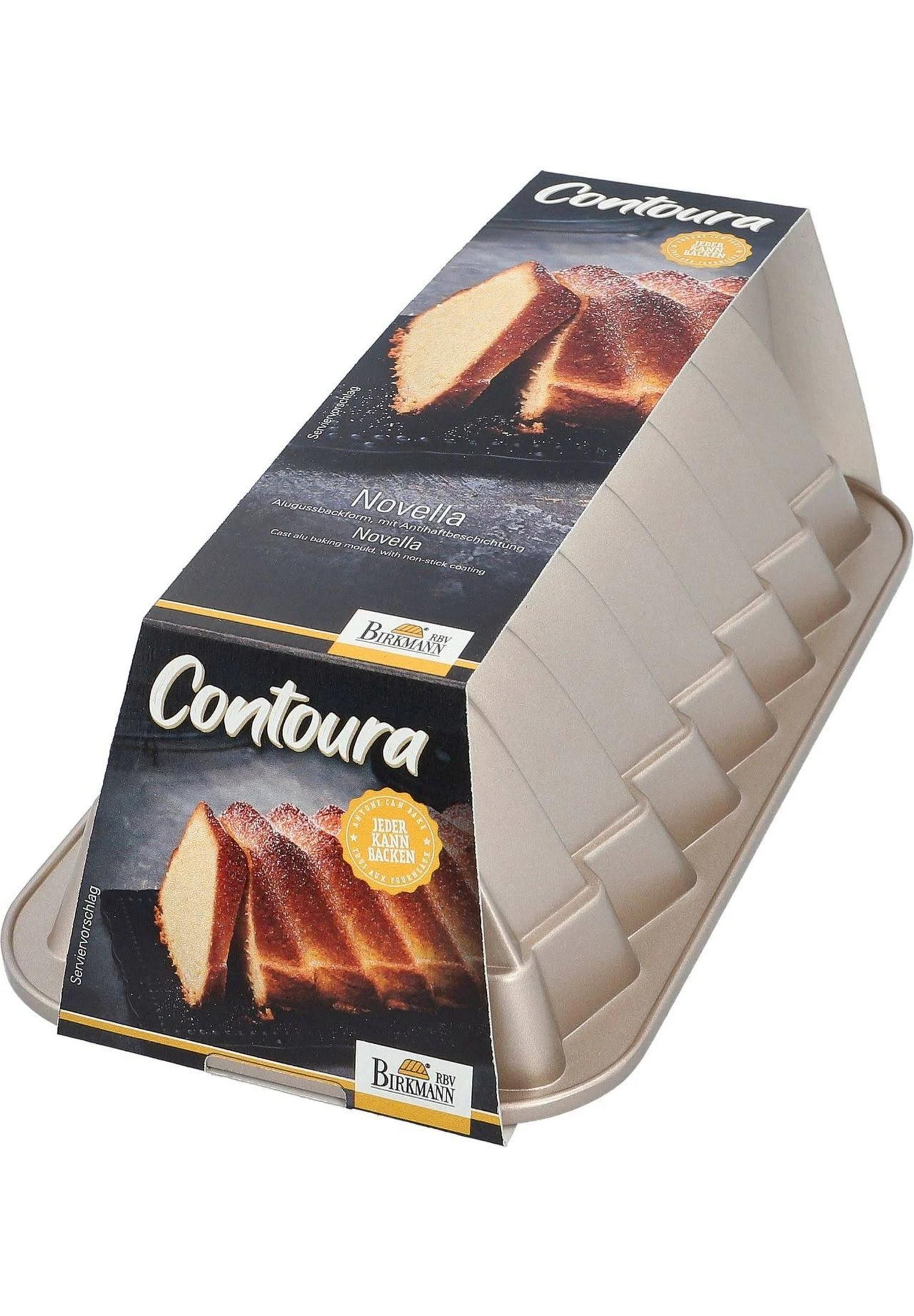 Eine goldene Gugelhupfform mit einem Pappaufsteller, der ein Bild von Kuchen zeigt.