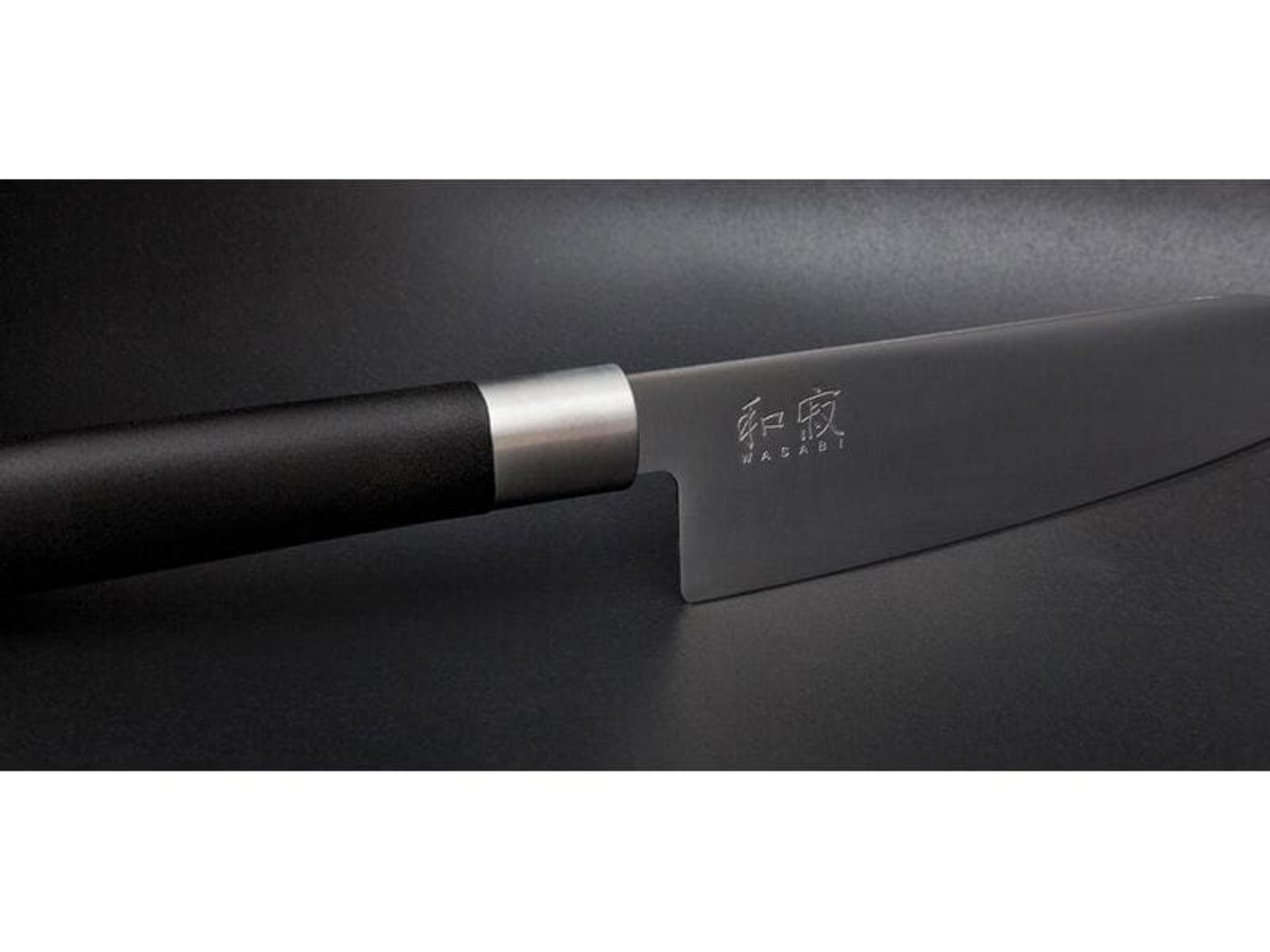 Un manico di coltello nero con anello d'argento e lama con scritta.