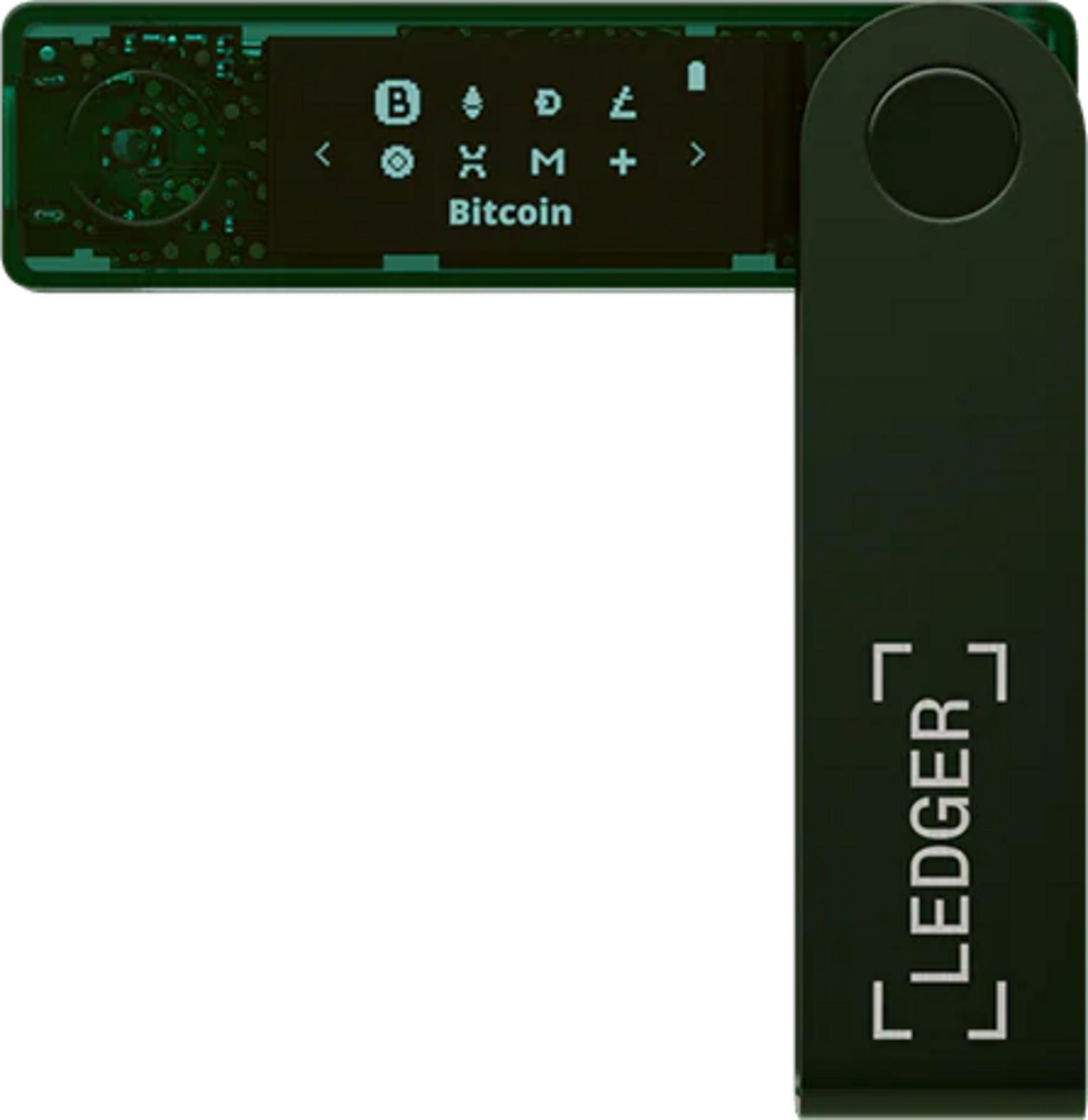 Ein schwarzer Ledger Hardware-Wallet mit Bitcoin-Symbol auf dem Bildschirm.