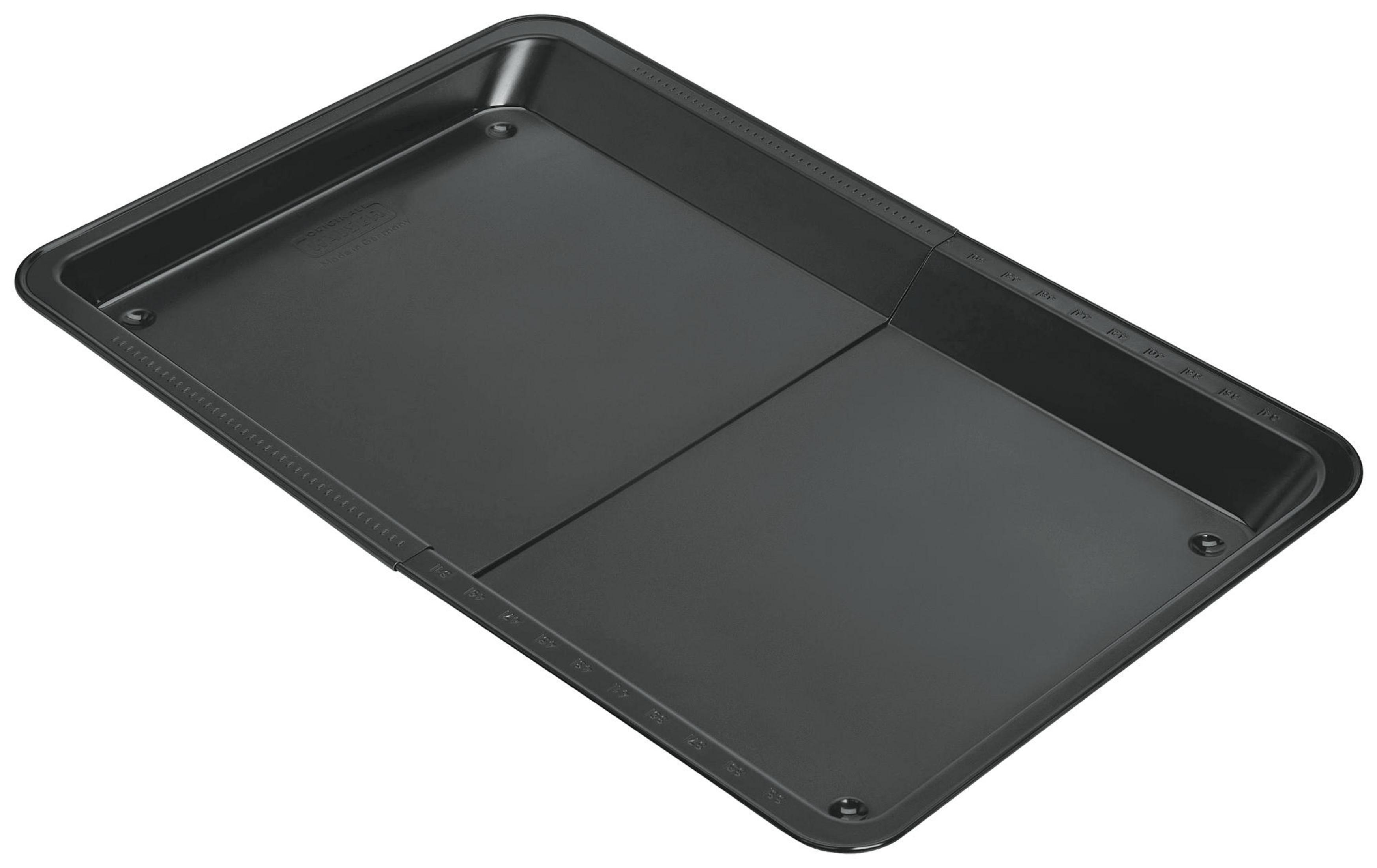 Un plat de cuisson rectangulaire et sombre avec des marques de mesure sur les côtés.