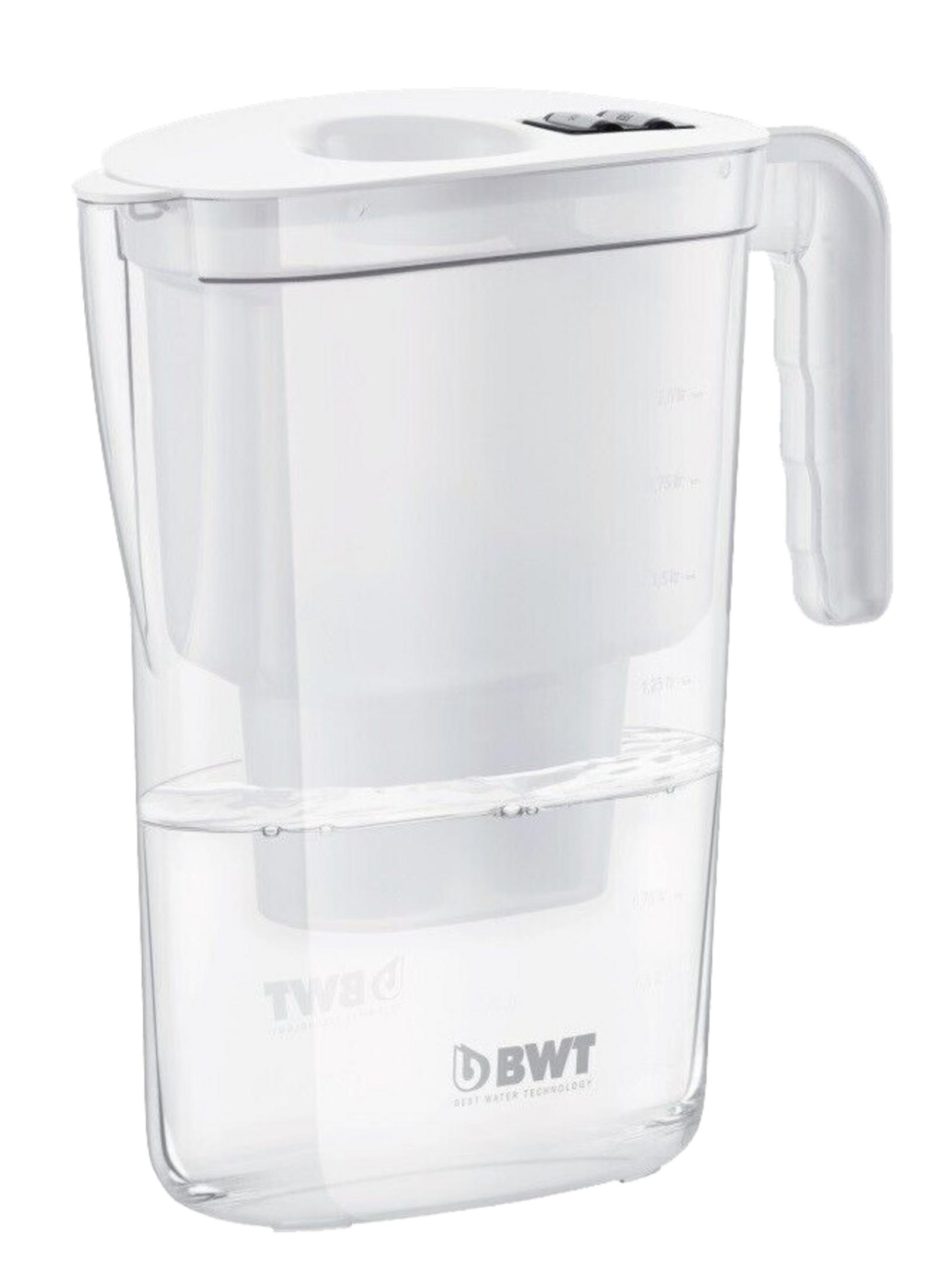 Caraffa filtrante BWT bianca con base trasparente contenente acqua. Coperchio con manico.