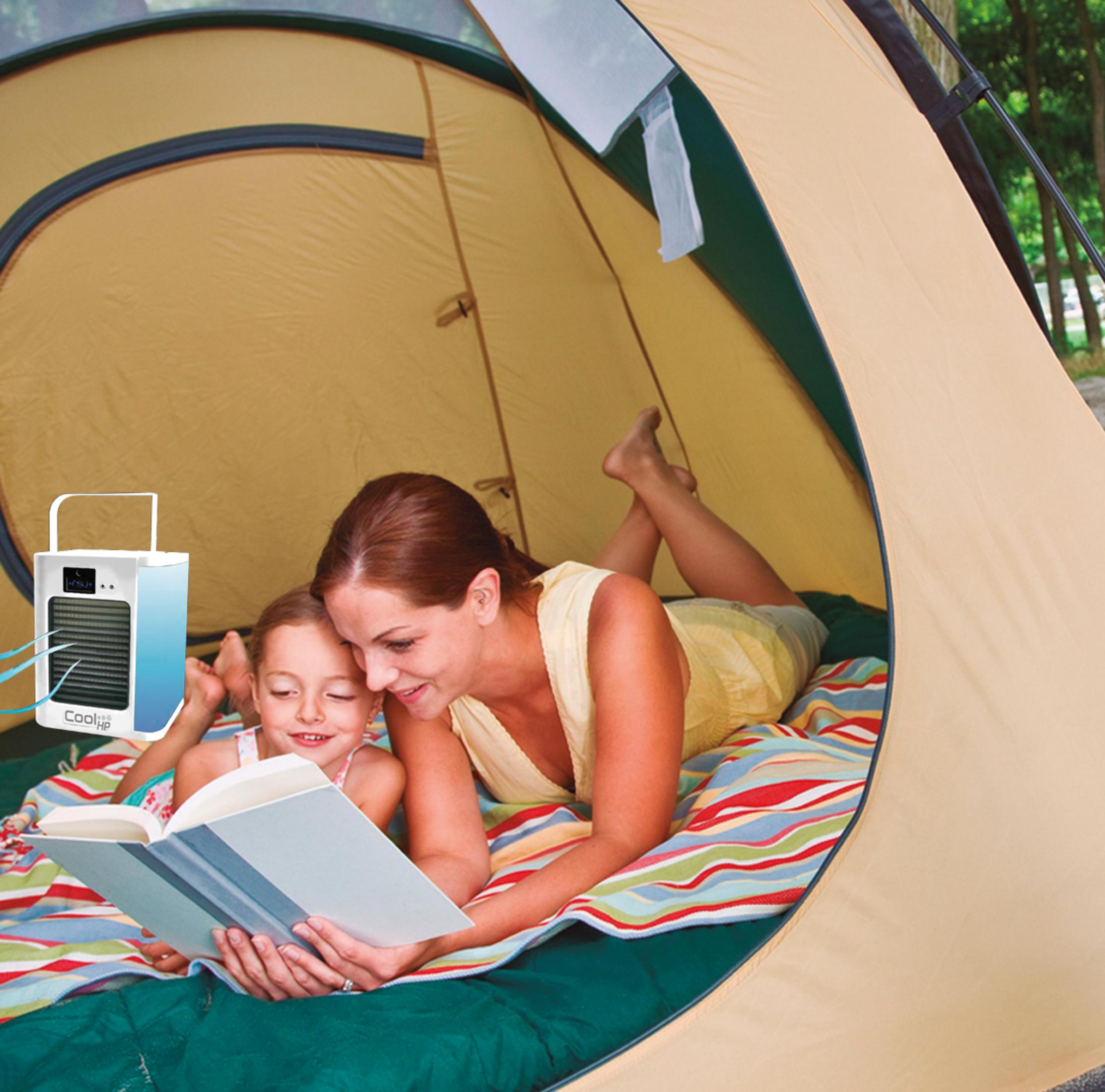 Donna e bambino leggono libro in tenda con refrigeratore portatile.
