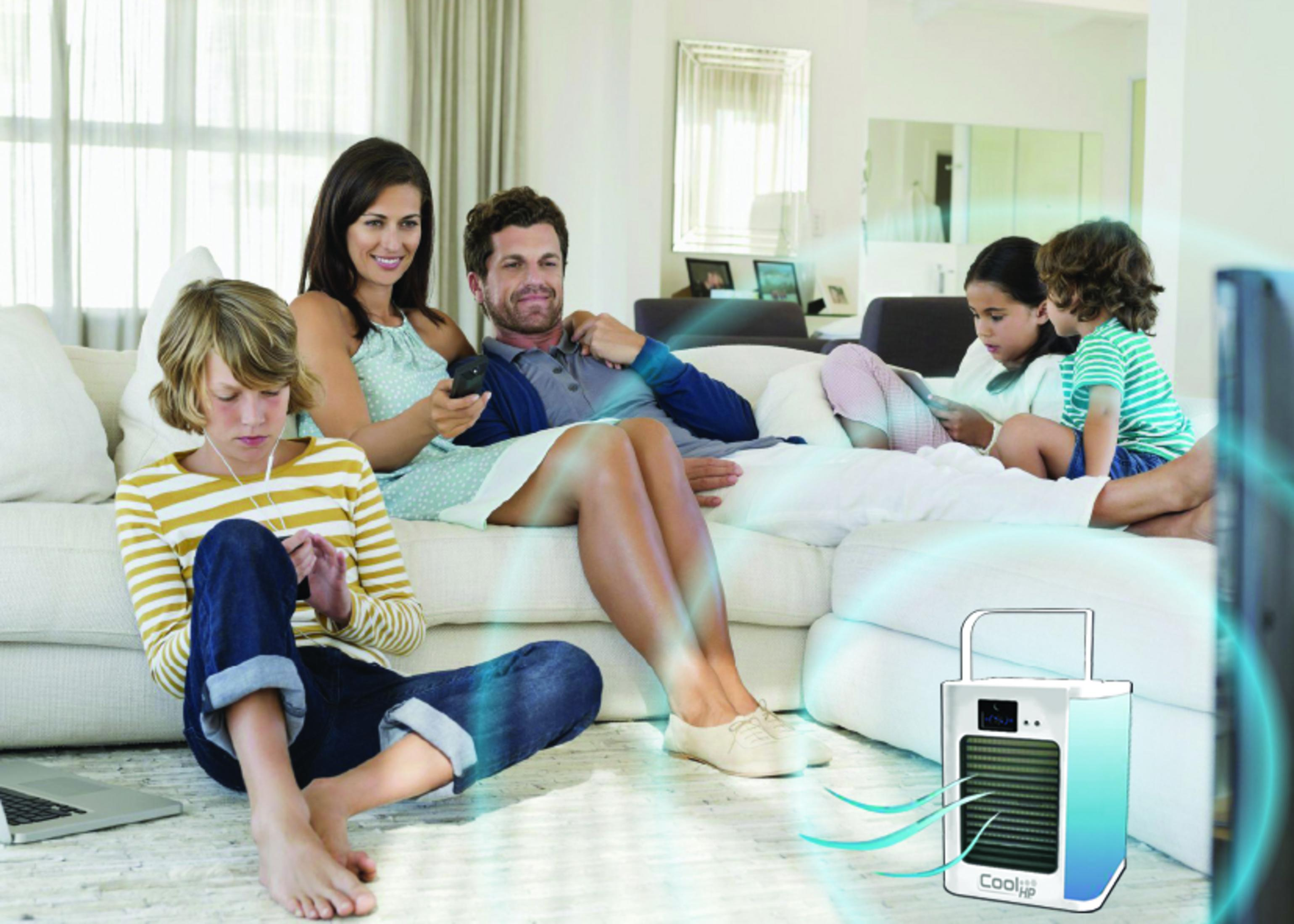 Una famiglia si rilassa in un soggiorno davanti a una TV, con un refrigeratore portatile nelle vicinanze.