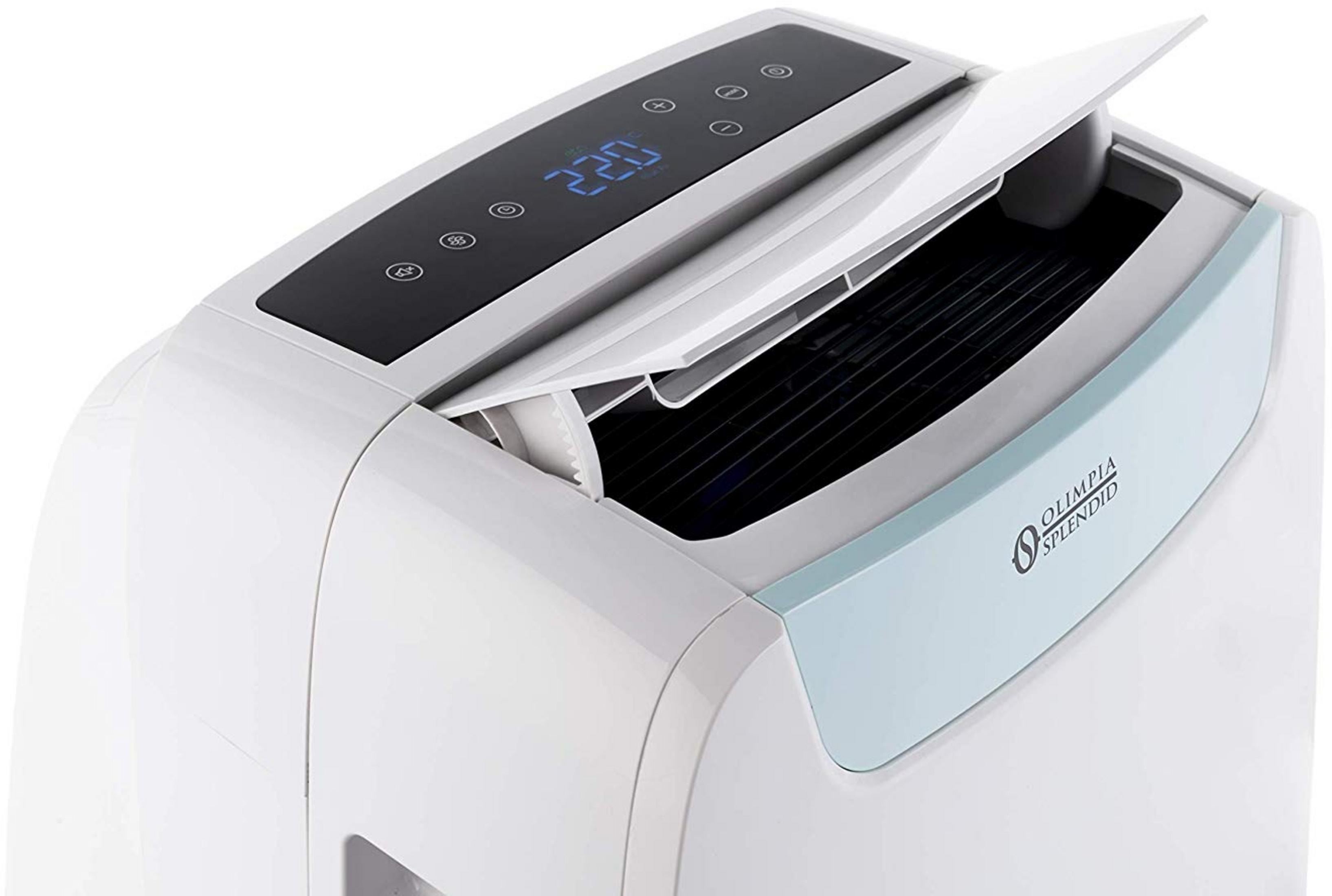 Un condizionatore bianco con display digitale e sportello di ventilazione aperto.