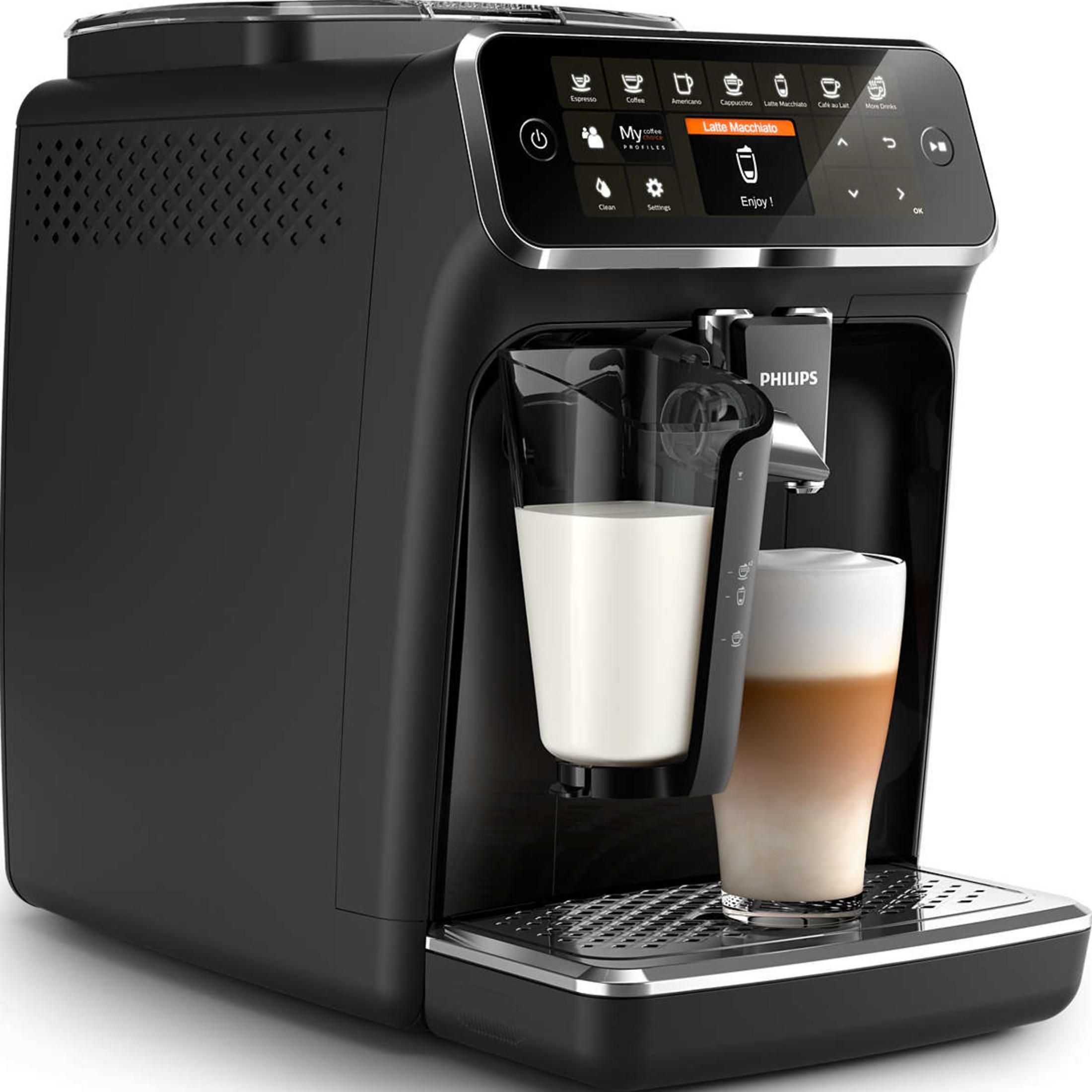 Bir bardak süt ve latte macchiato içeren siyah kahve makinesi.