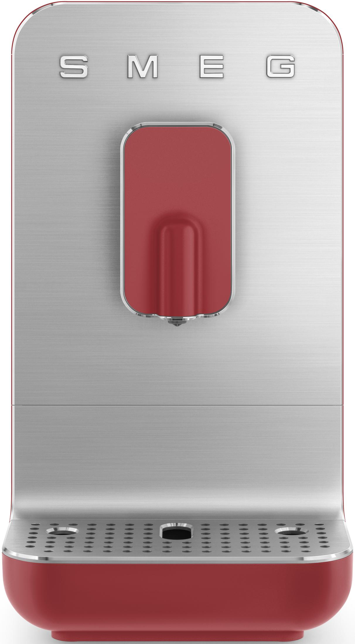 Cafetera Smeg plateada con detalle rojo y bandeja de goteo.