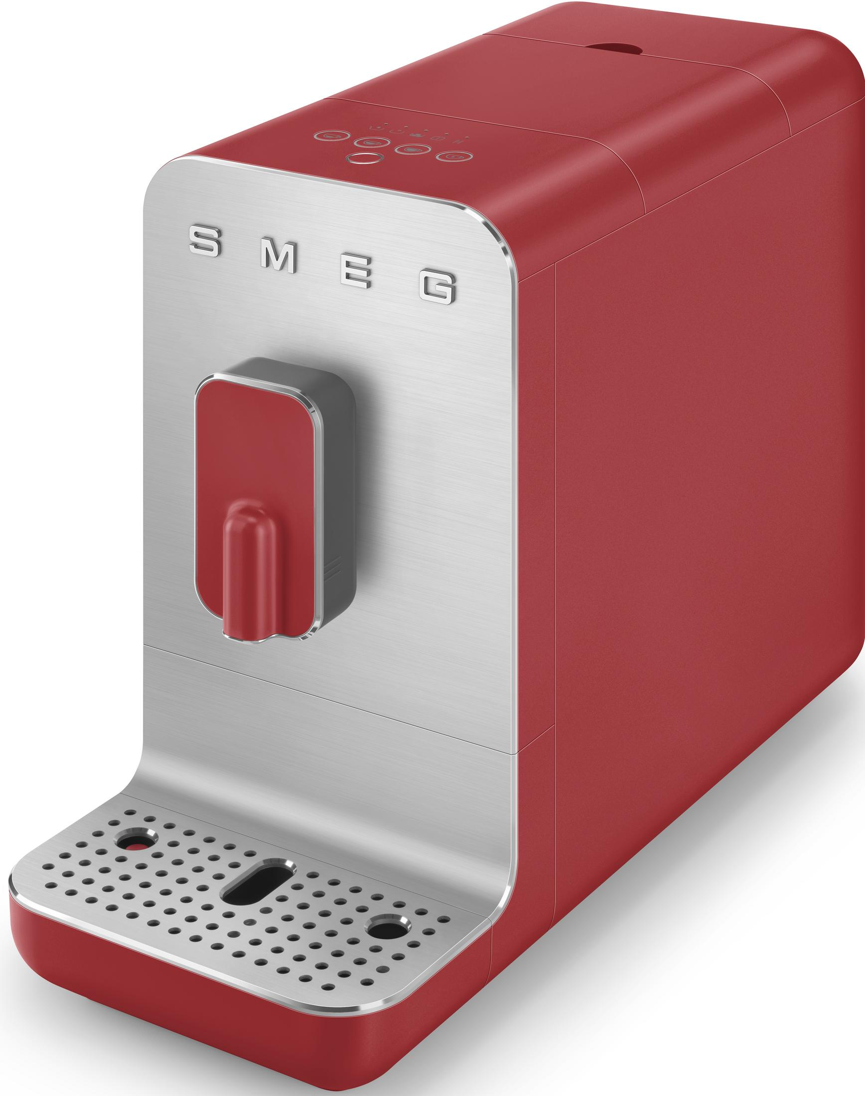 Cafetera Smeg roja con panel frontal y controles plateados.