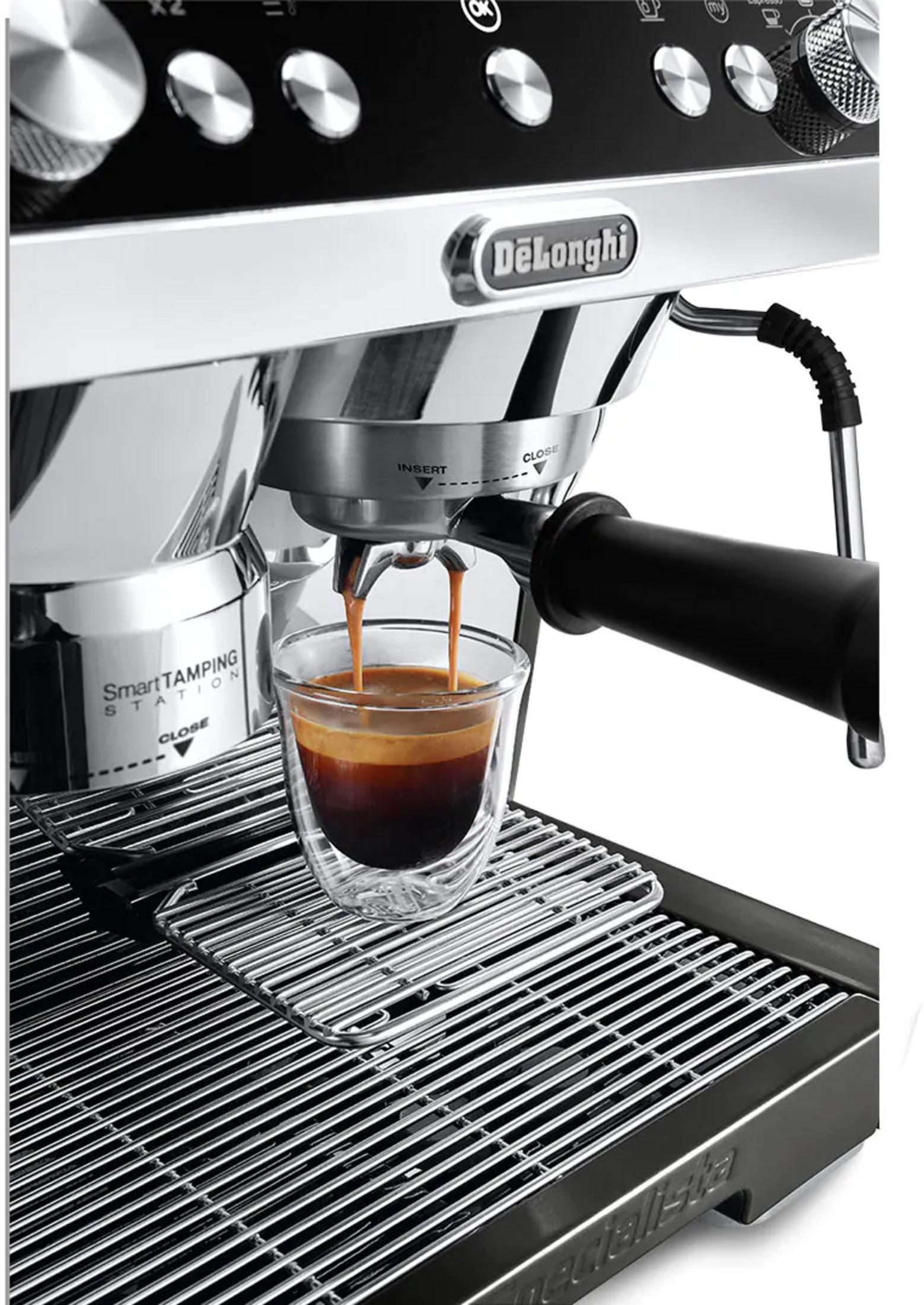 Máquina de espresso preparando café en un vaso. Primer plano del surtidor.