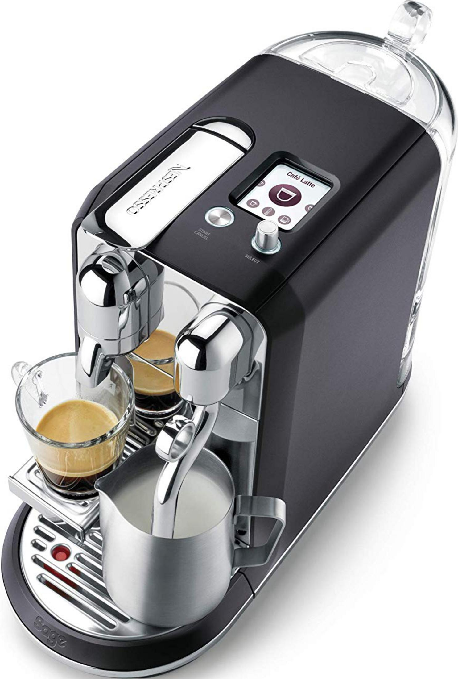 Eine schwarze Nespresso-Kaffeemaschine mit Milchkaraffe und Espressotasse.