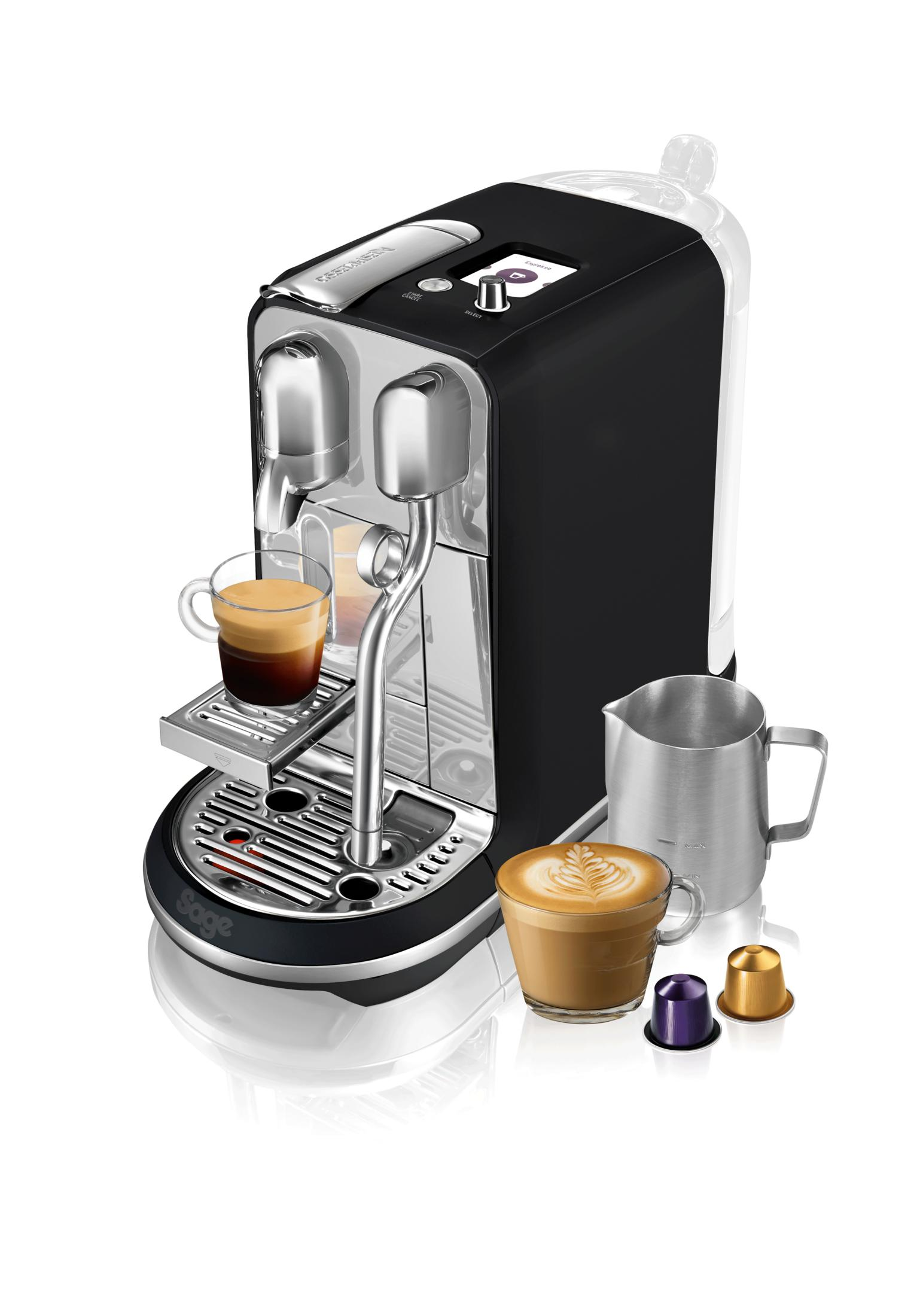 Eine schwarze Kaffeemaschine mit zwei Tassen Kaffee, einer Milchkanne und Kaffeekapseln.
