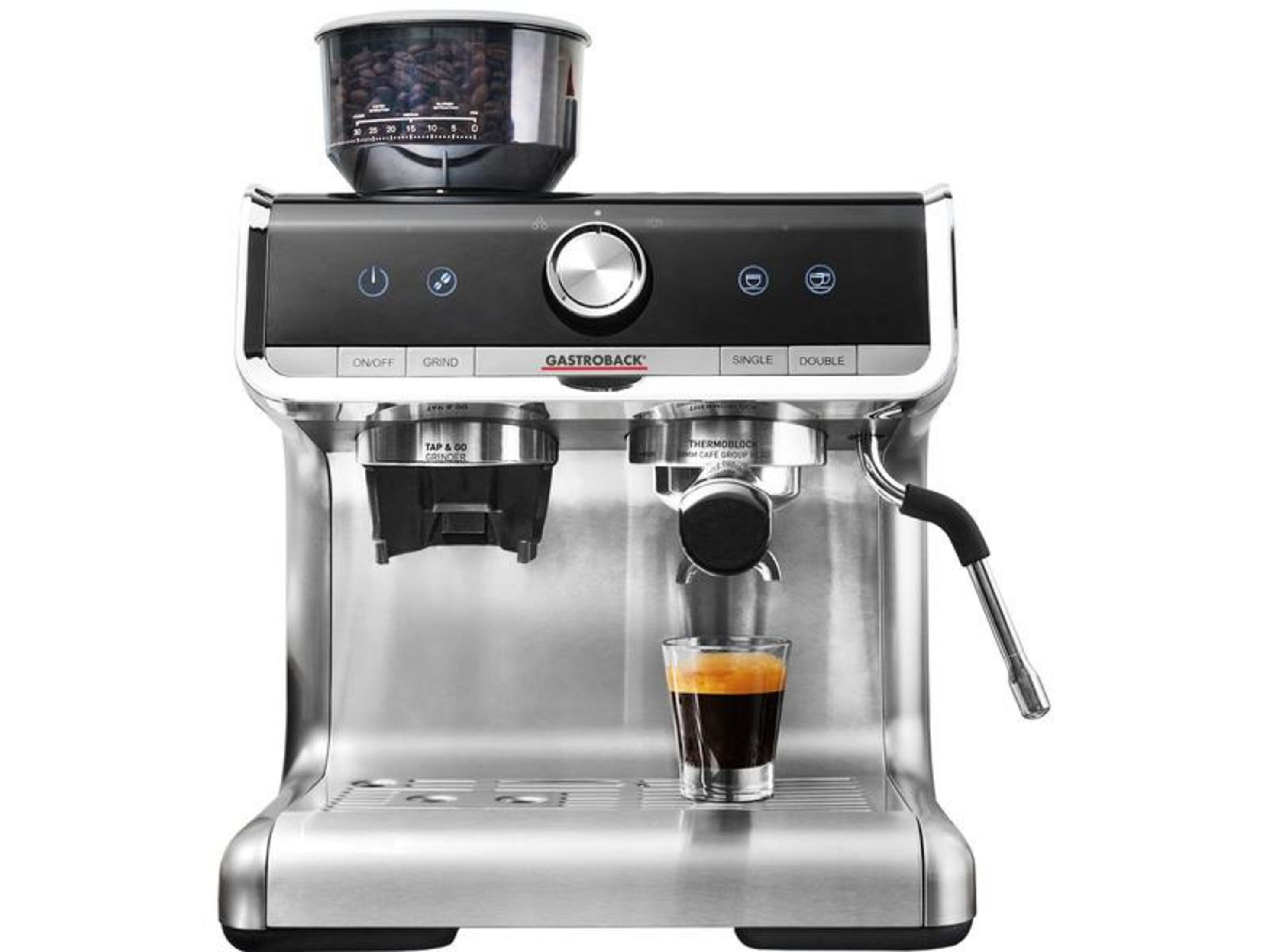 Edles Espressomaschine mit integriertem Mahlwerk und einem Glas Espresso.