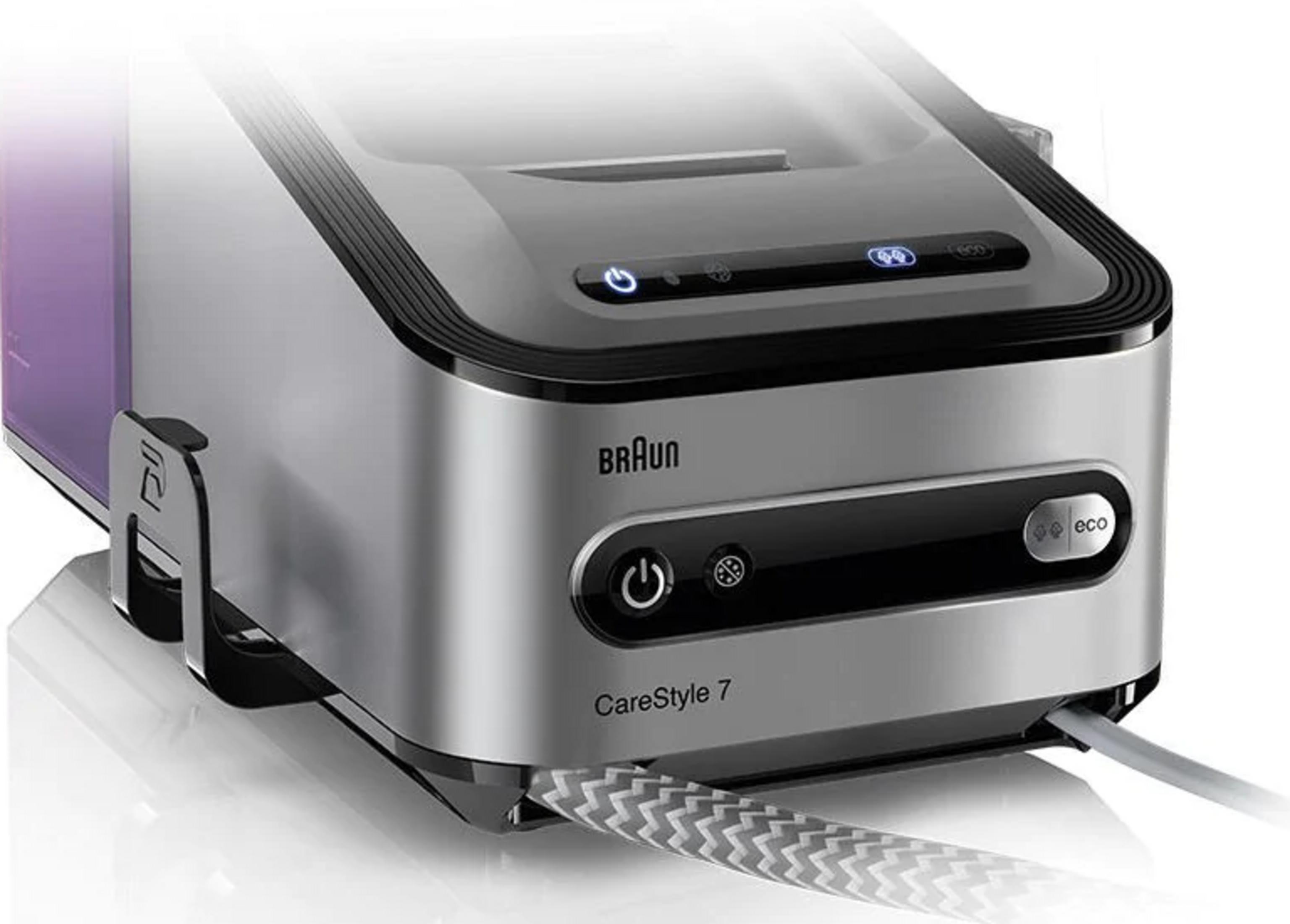 Una plancha de vapor Braun CareStyle 7 plateada con botón de encendido y modo eco.