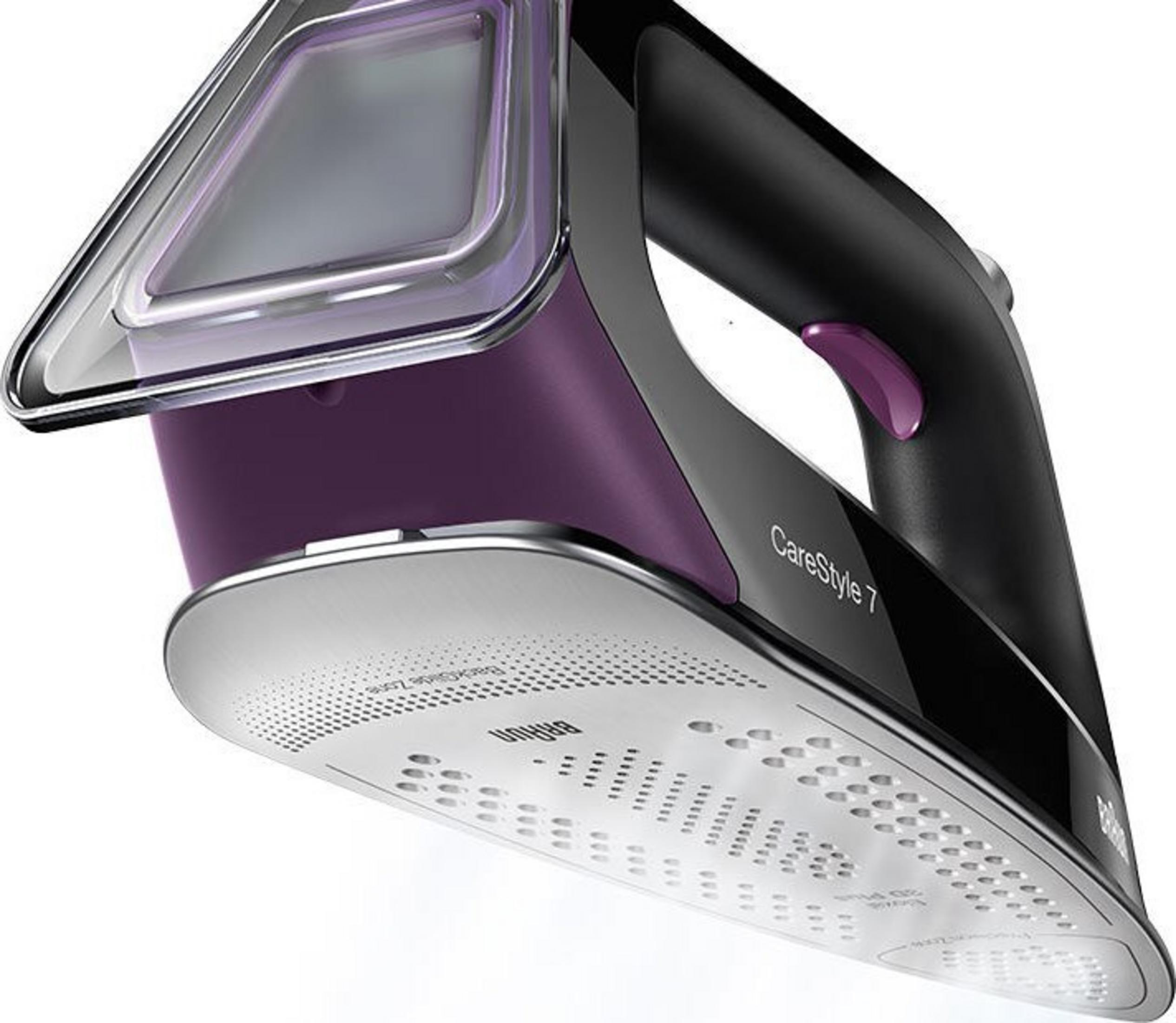 Una plancha Braun CareStyle 7 morada y negra con suela plateada.