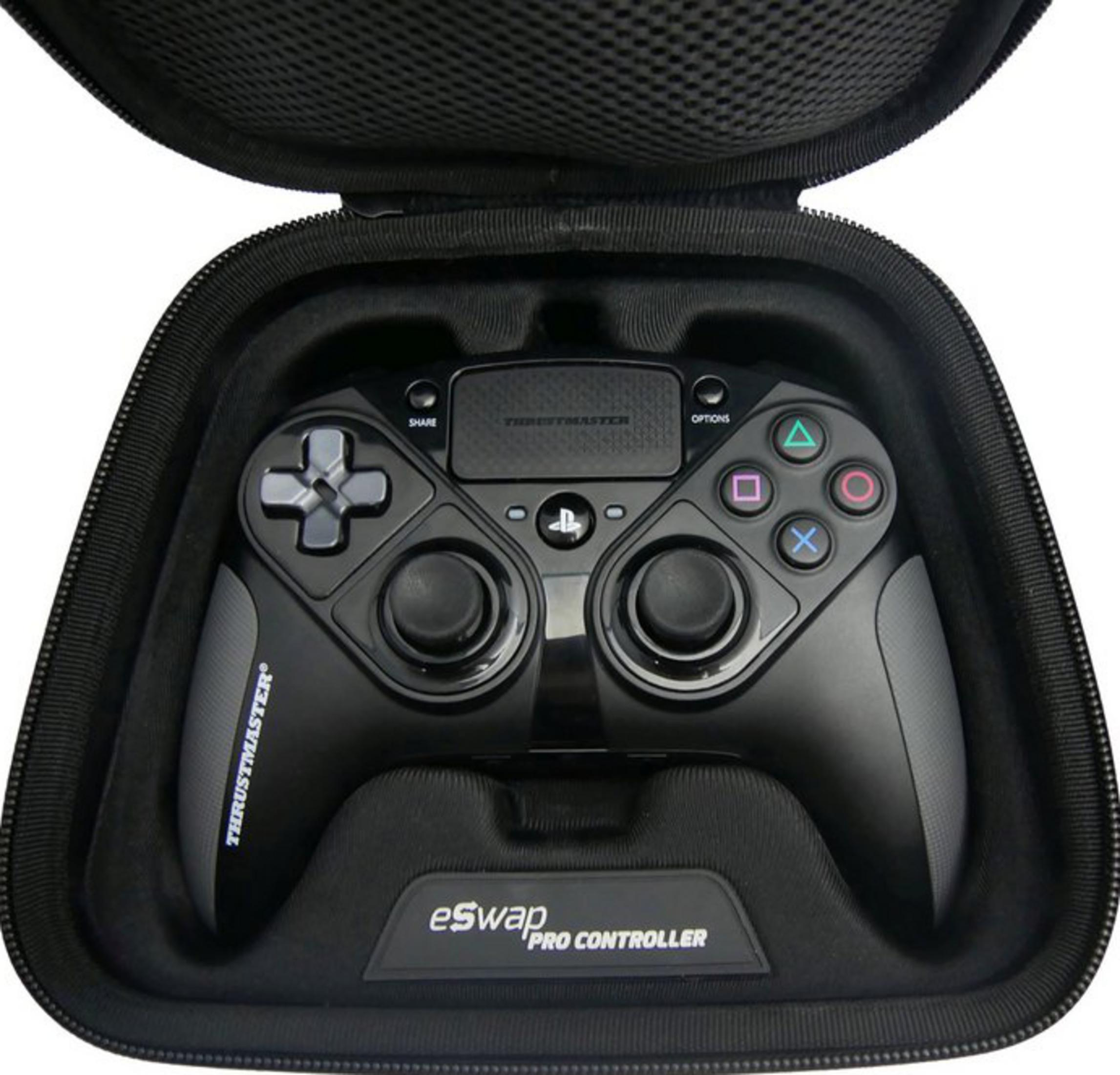 Controlador de juegos negro dentro de una funda negra con cremallera.