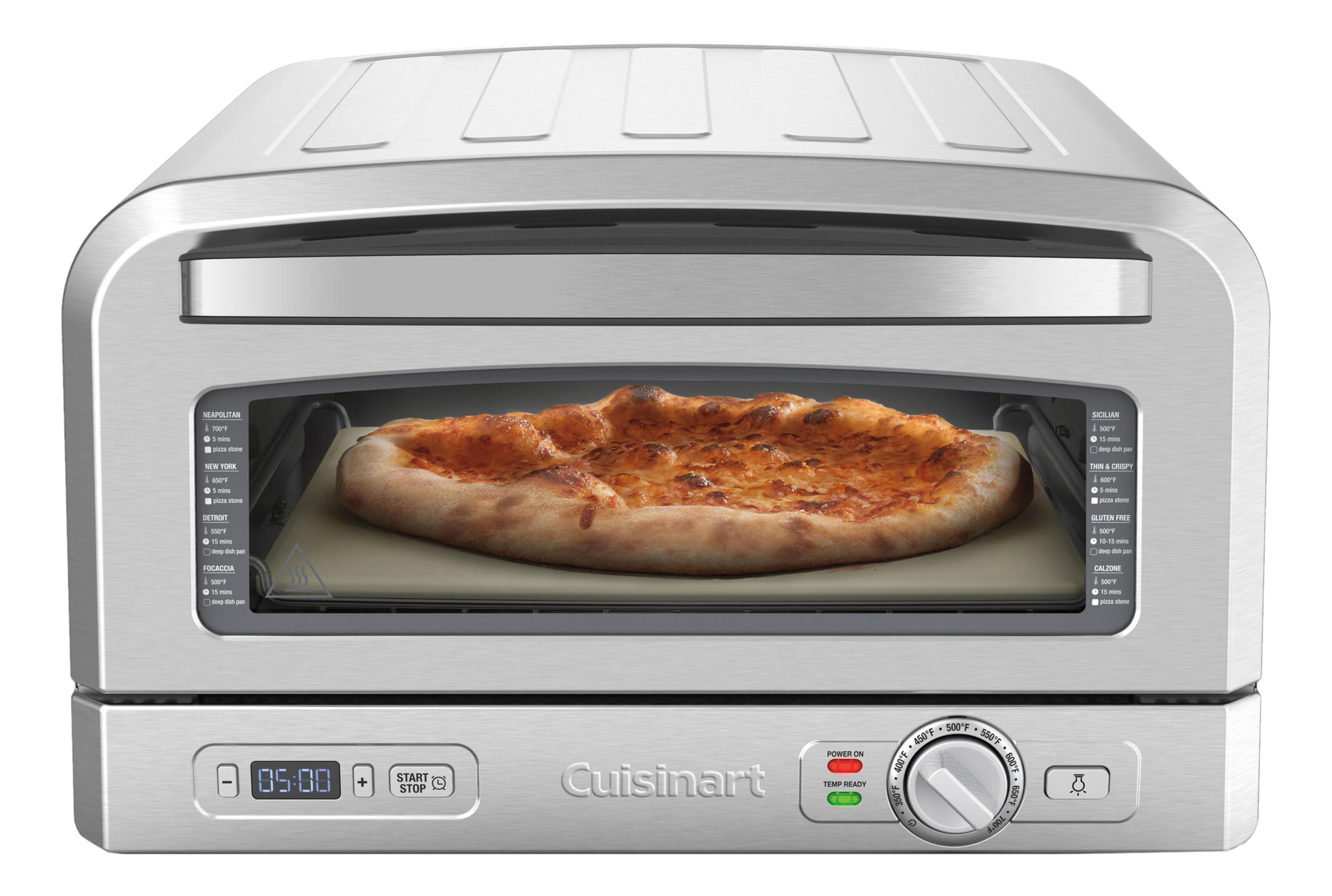 Un forno Cuisinart con una pizza cotta su pietra refrattaria all'interno.