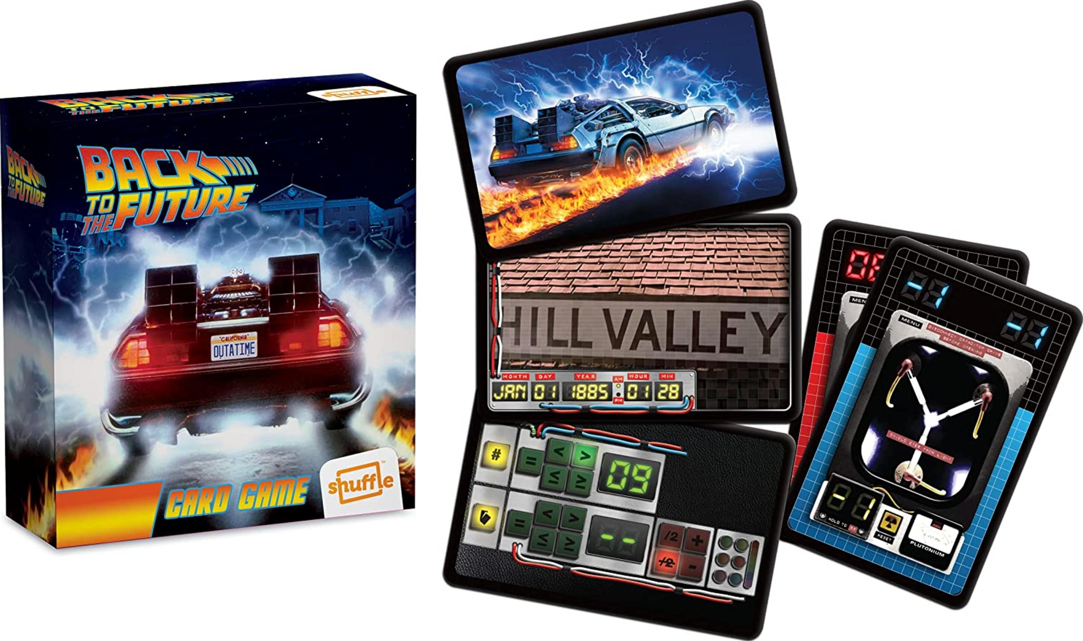 Back to the Future Kartenspiel-Box mit Zeitmaschine, Hill Valley-Schild und Zeitreise-Bedienfeldern.