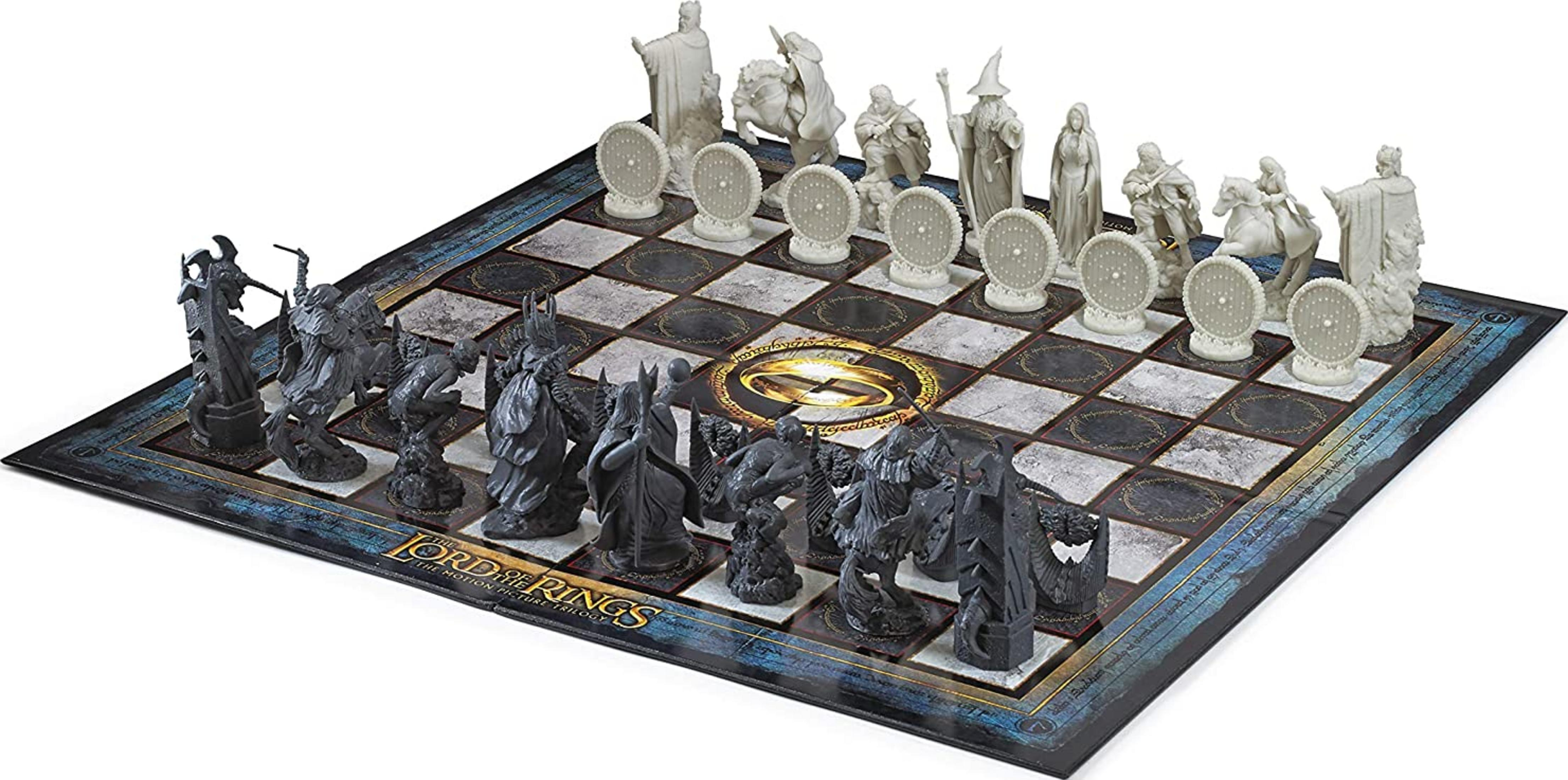 Ajedrez de El Señor de los Anillos: figuras oscuras vs. claras en tablero temático.