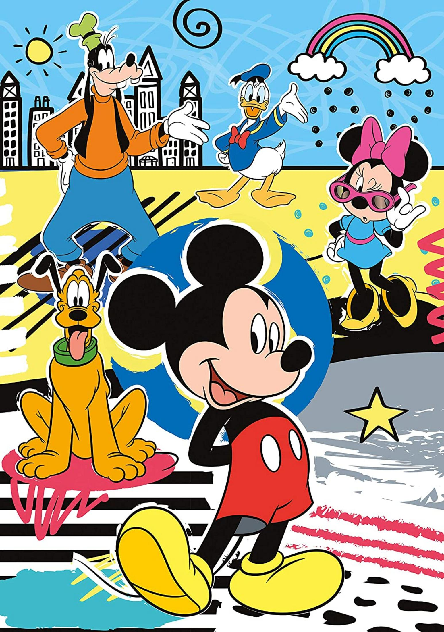 Mickey Mouse, Pluto, Goofy, Donald Duck en Minnie Mouse voor een kleurrijke stadsachtergrond met regenboog.