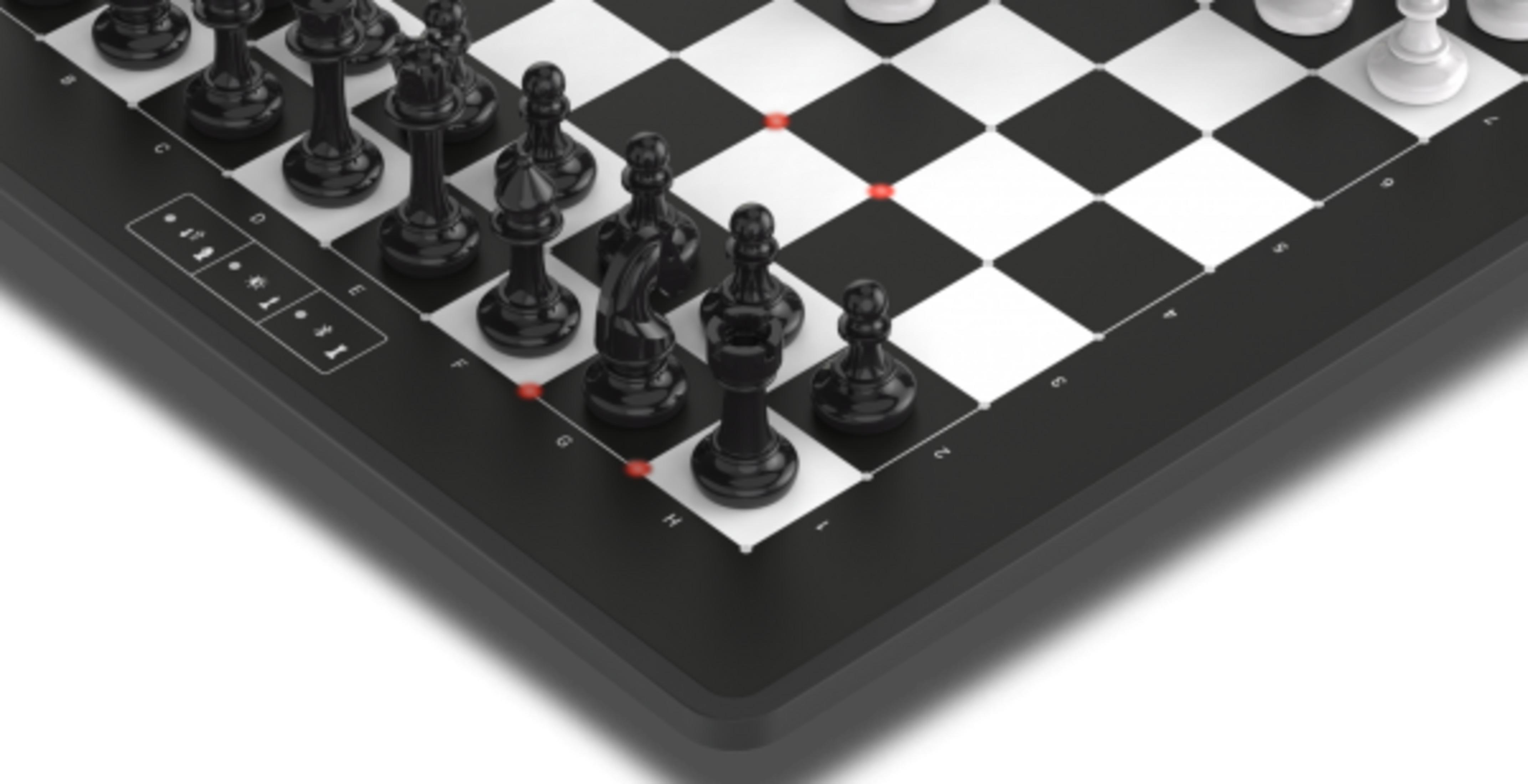 Schwarze und weiße Schachfiguren auf einem Brett mit Koordinaten.