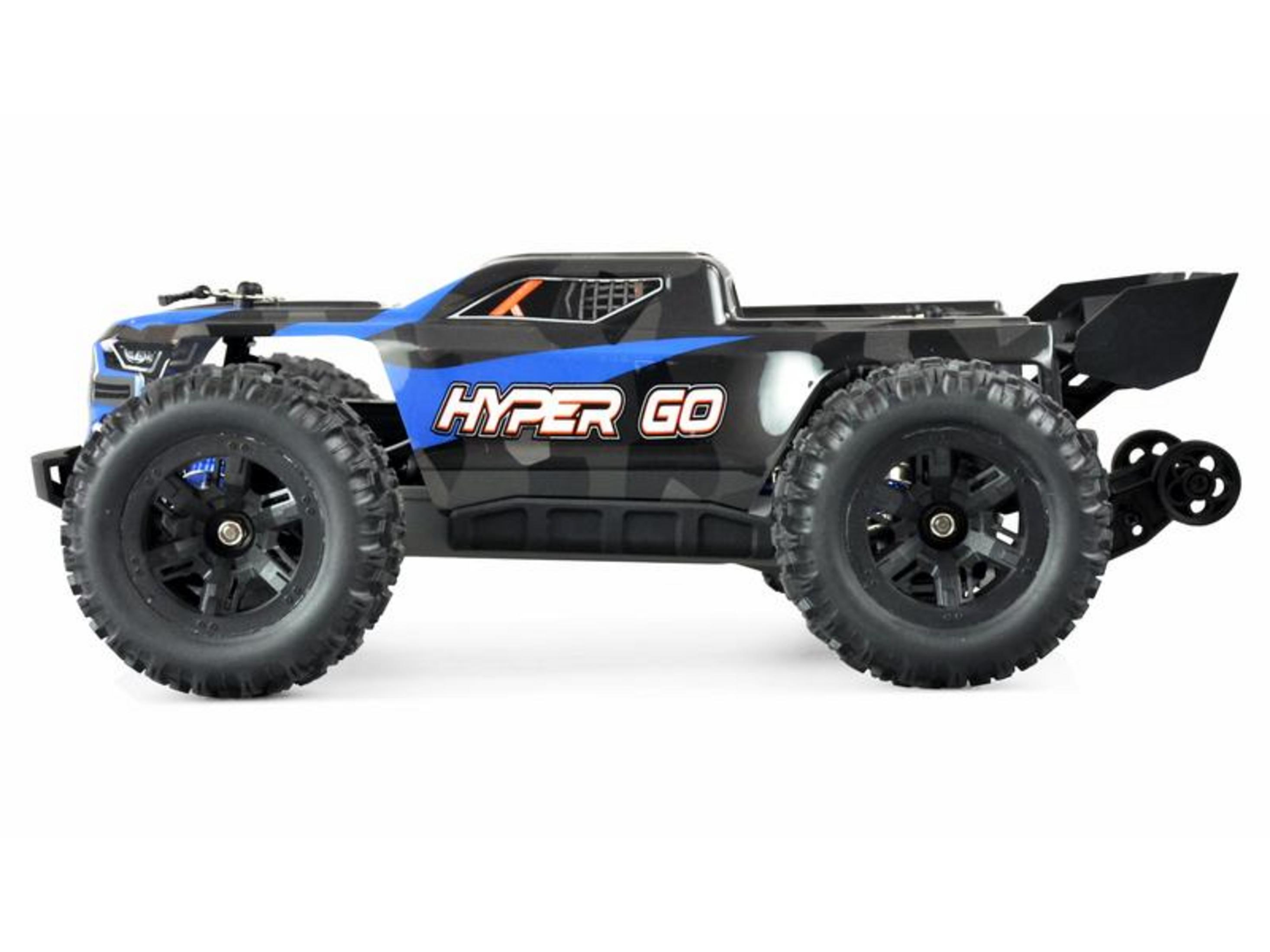 Un camión RC negro con patrón azul y calcomanías, mostrado sobre fondo blanco.