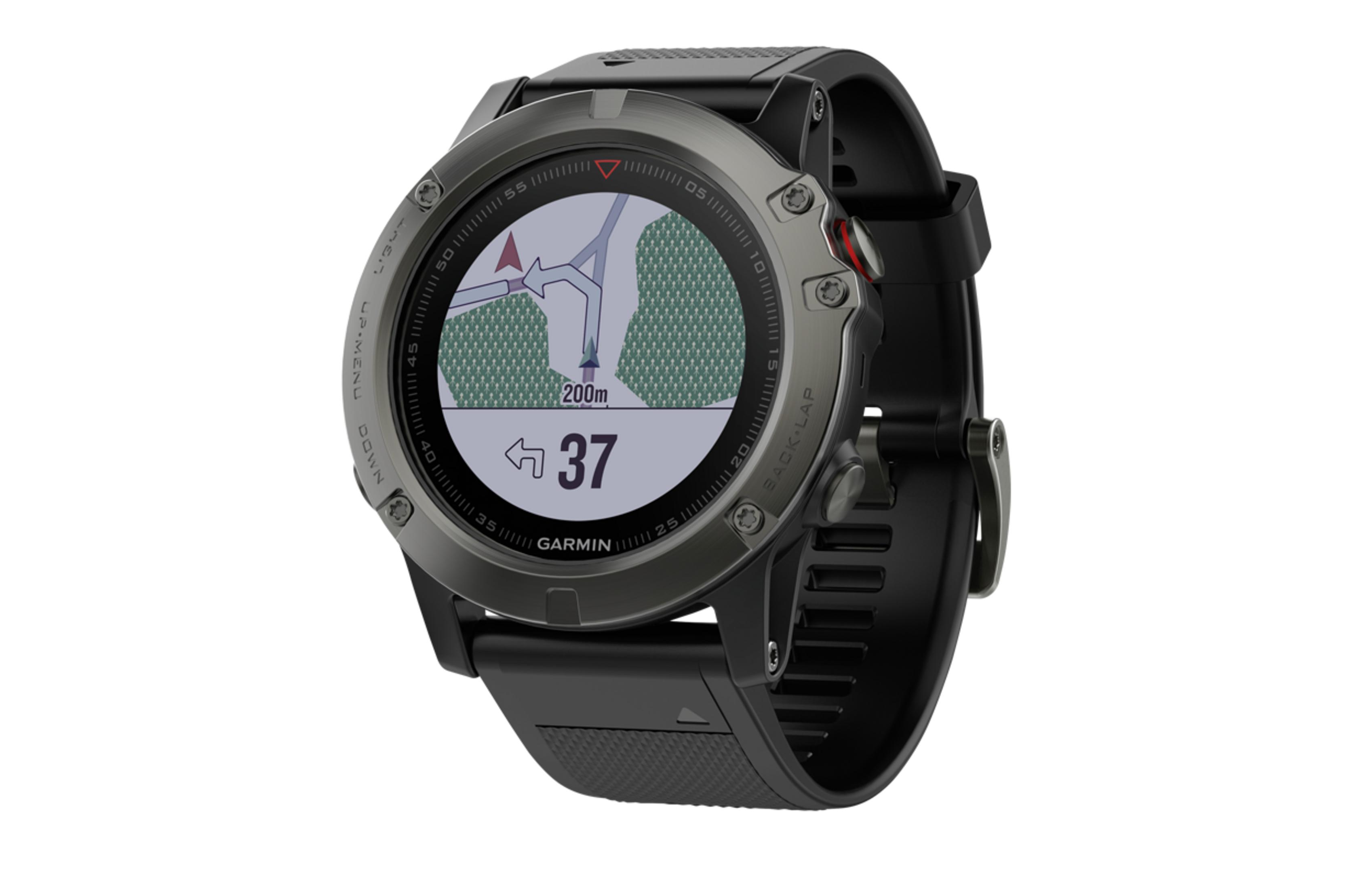 Graue Garmin-Uhr mit Navigationskarte und Herzfrequenzanzeige.