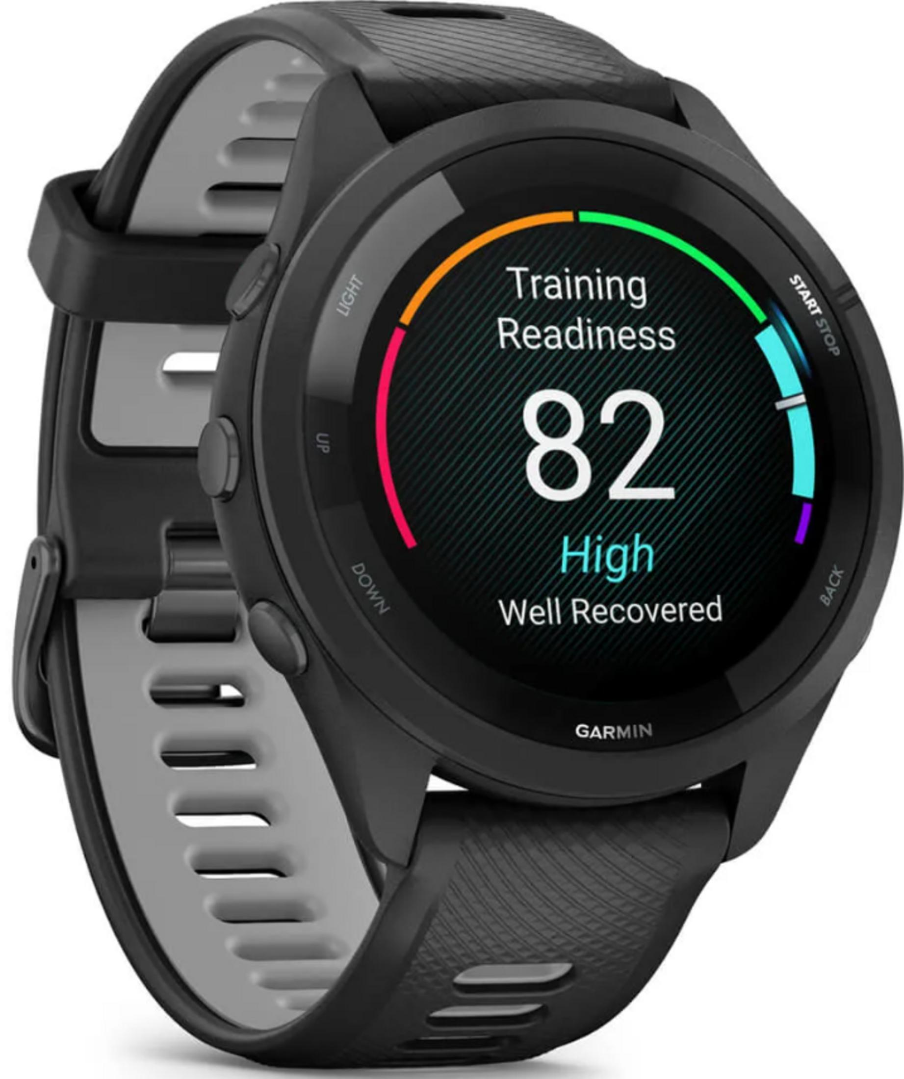 Reloj Garmin negro muestra puntuación de Preparación para el Entrenamiento 82, alta, bien recuperado.