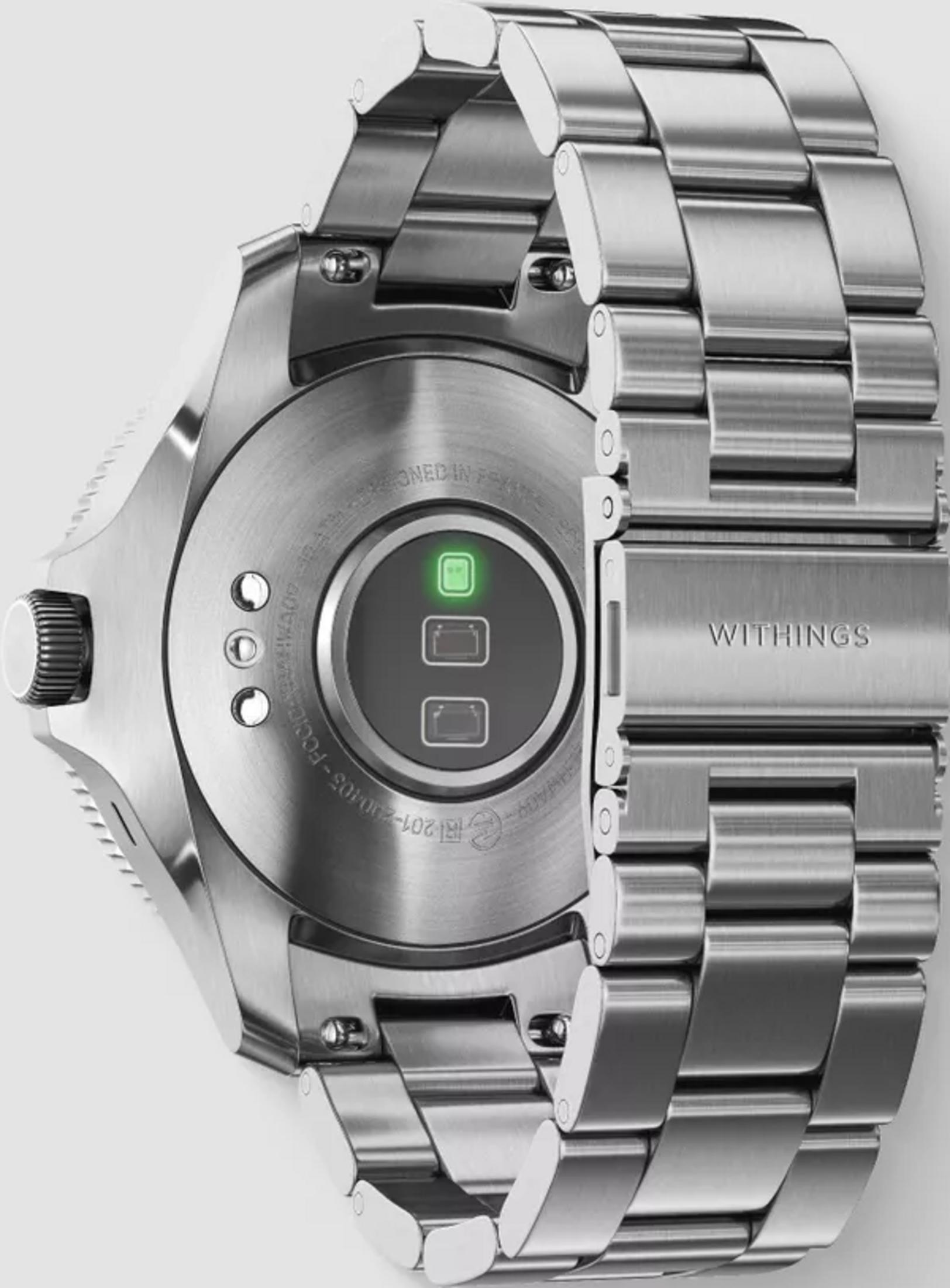 Rückseite einer silbernen Smartwatch mit Metallarmband. Ein grünes Symbol leuchtet.