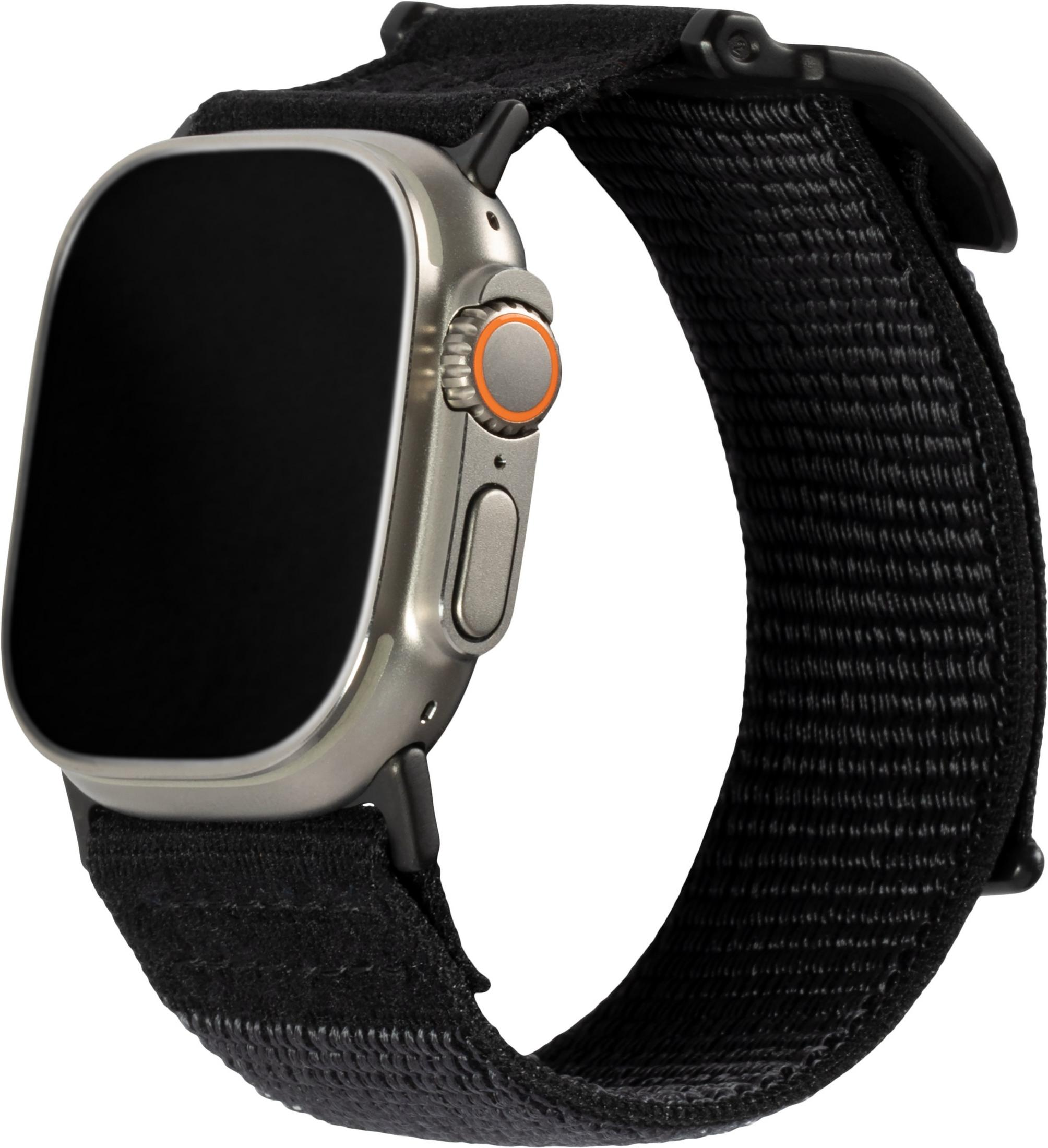 Un reloj inteligente plateado con correa de tela negra y botón naranja.