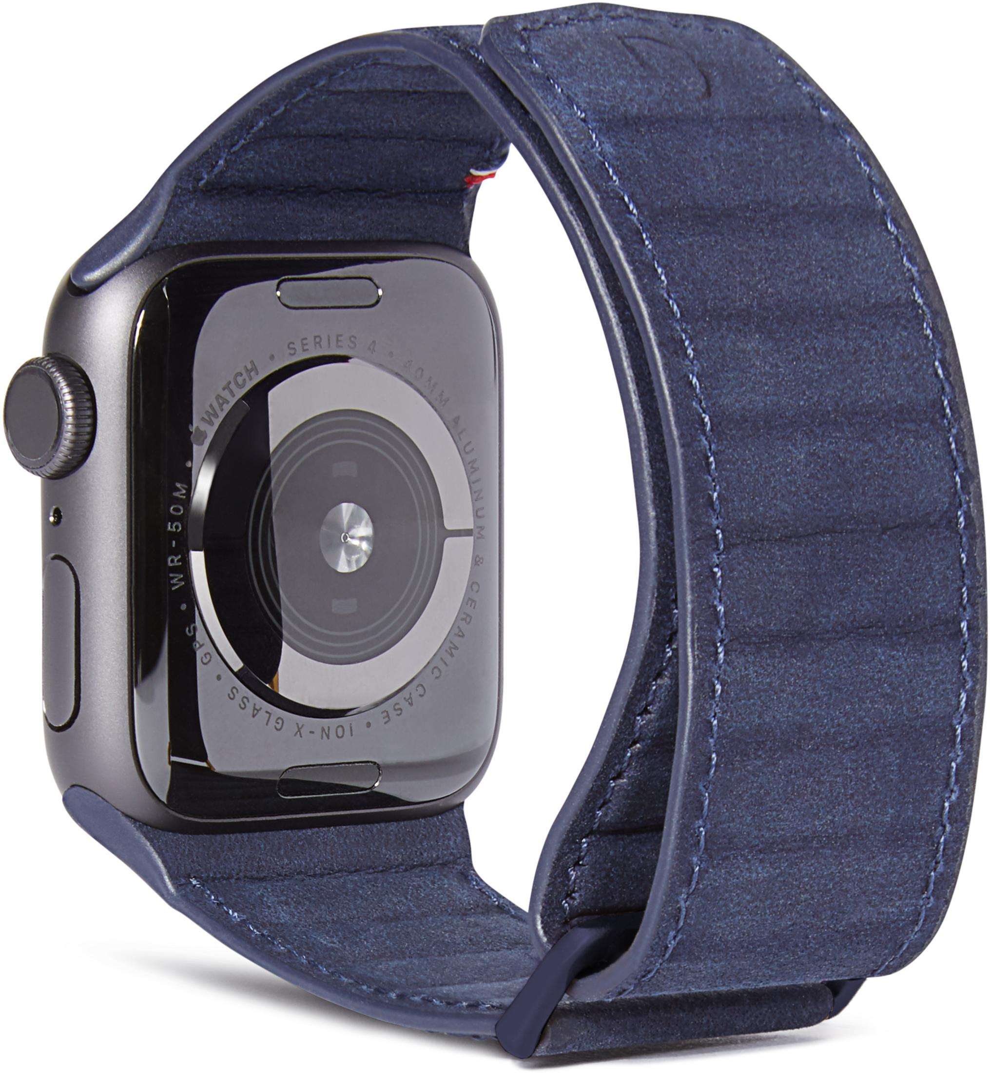 Eine dunkle Uhr mit blauem Lederarmband, Rückseite mit Gravur.