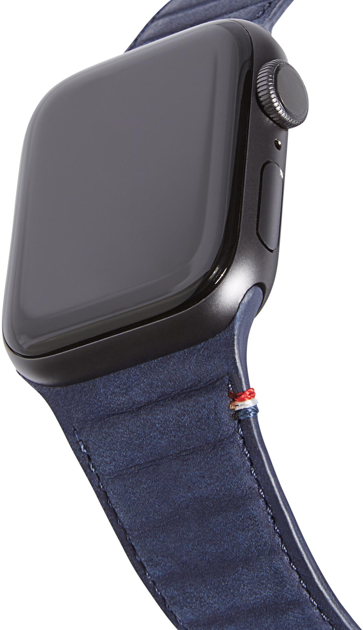 Schwarze Smartwatch mit blauem Lederarmband und geriffelter Krone.