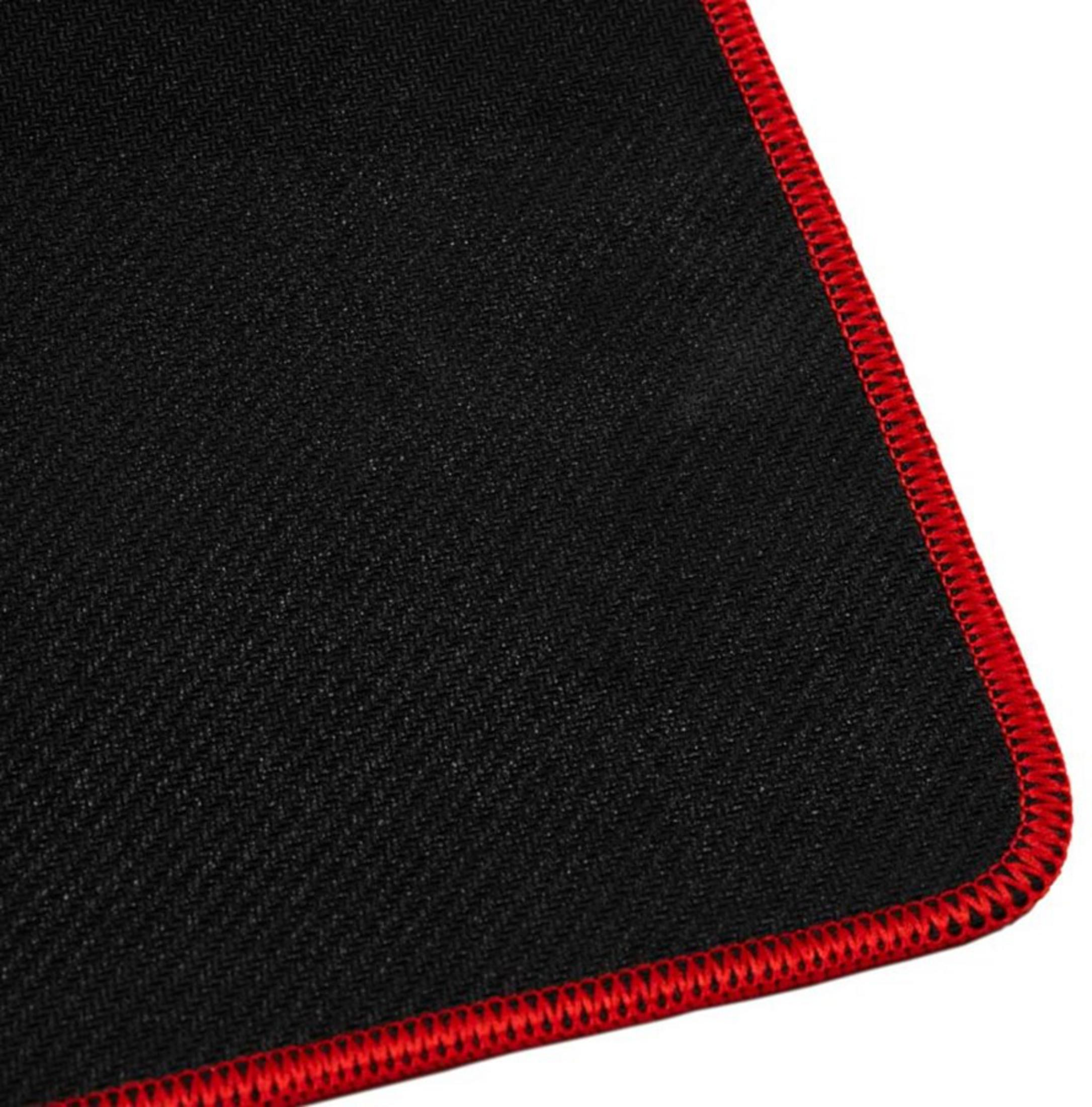 Tapis de souris noir avec bordure rouge cousue, gros plan.