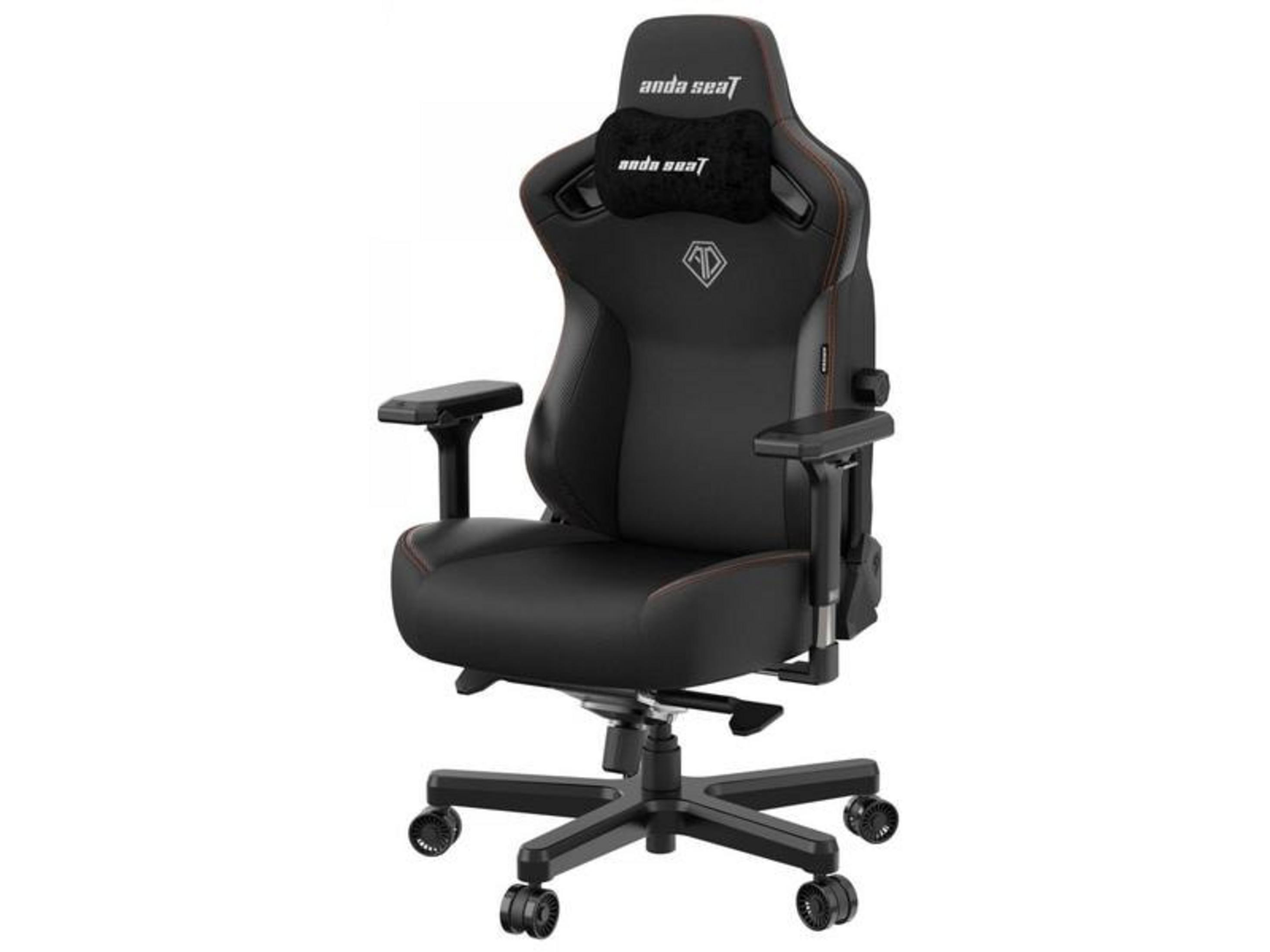 Schwarzer Gaming-Stuhl mit Kopfstütze, Armlehnen und Rollen.