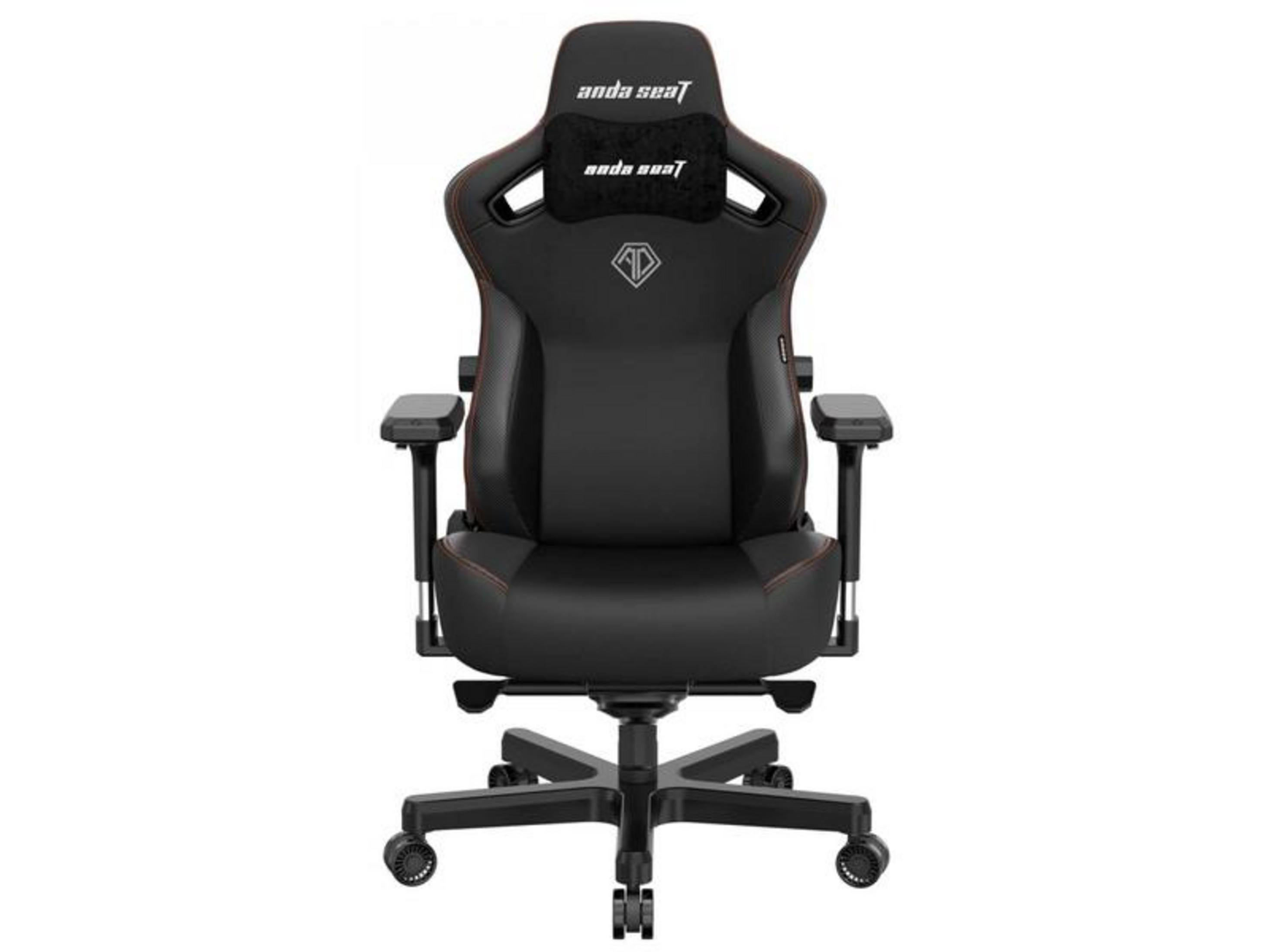 Ein schwarzer Gaming-Stuhl mit orangen Nähten, Kopfstütze und Logo.