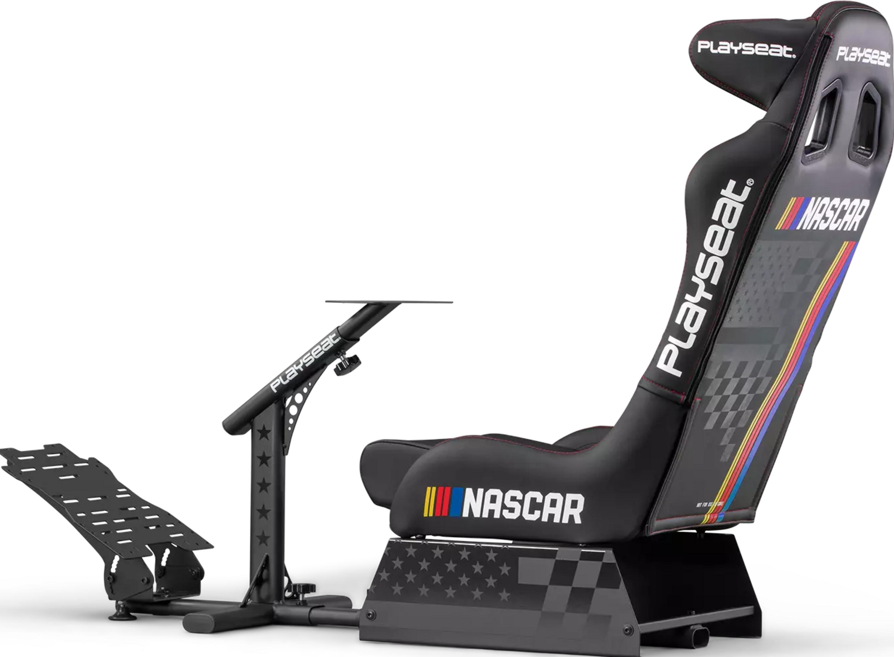Un asiento negro de juego de carreras con logo NASCAR y pedales, sobre fondo blanco.