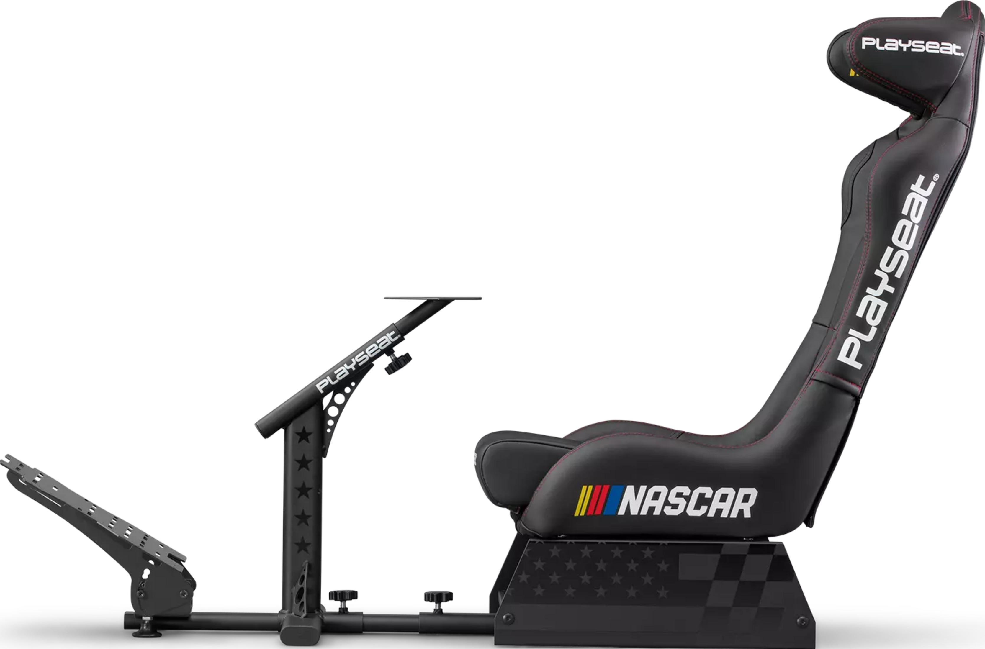 Un asiento negro de simulador de carreras con logo de NASCAR y placa de pedal ajustable.