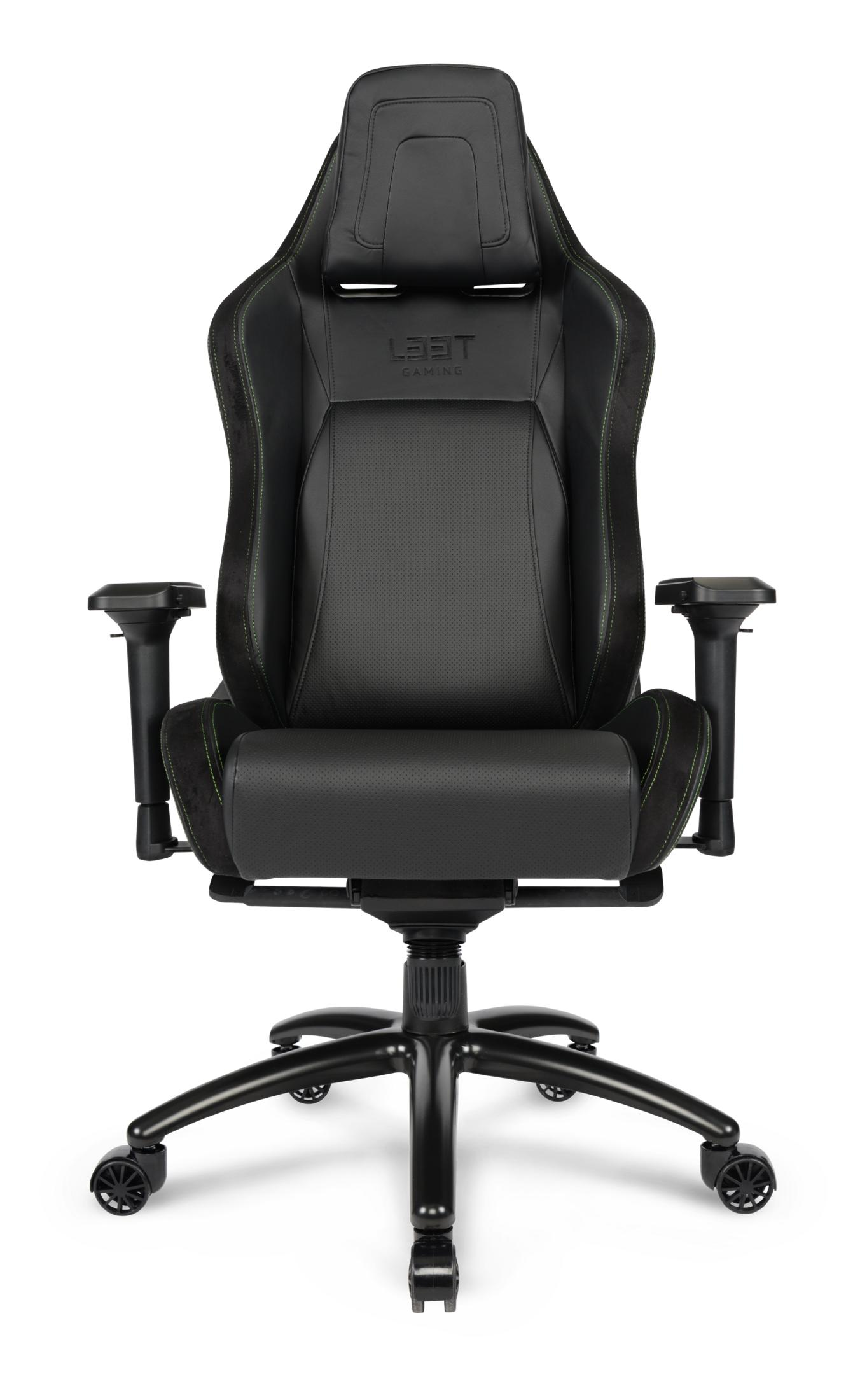 Una silla gamer negra con costuras verdes y reposabrazos ajustables.