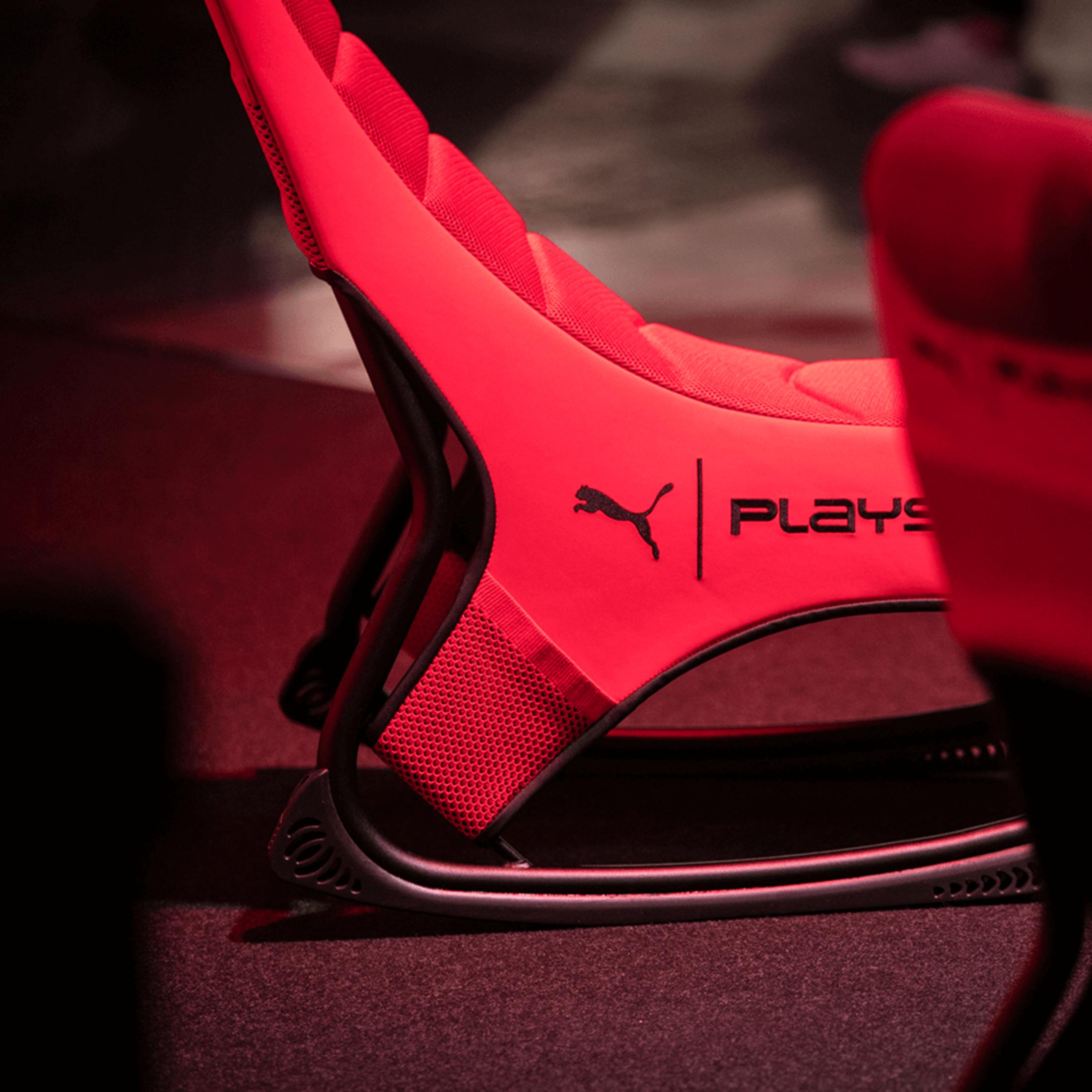Rode PUMA stoel met zwart frame en mesh details. Logo en tekst.