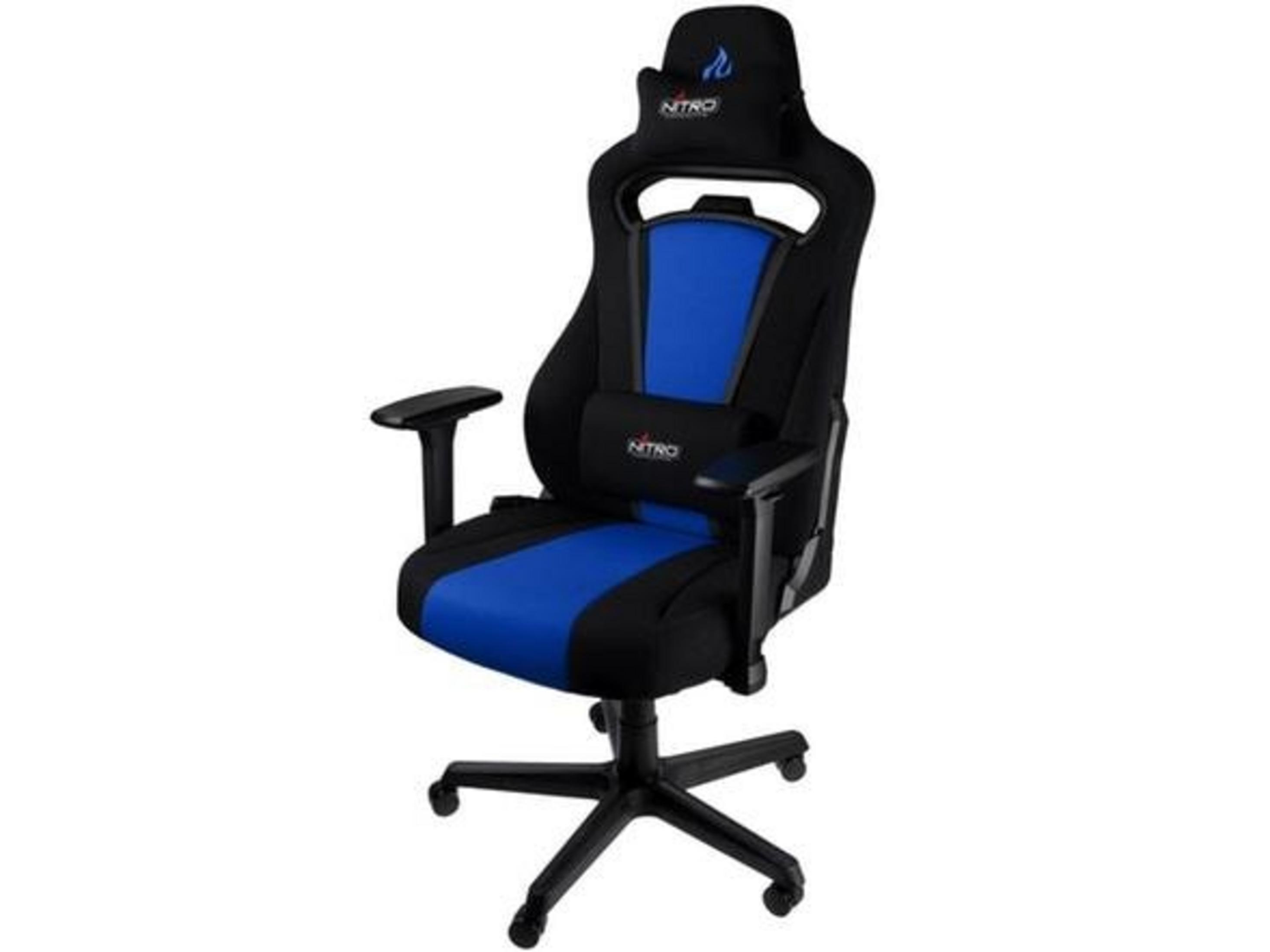 Ein schwarzer Gaming-Stuhl mit blauen Akzenten und Rädern.