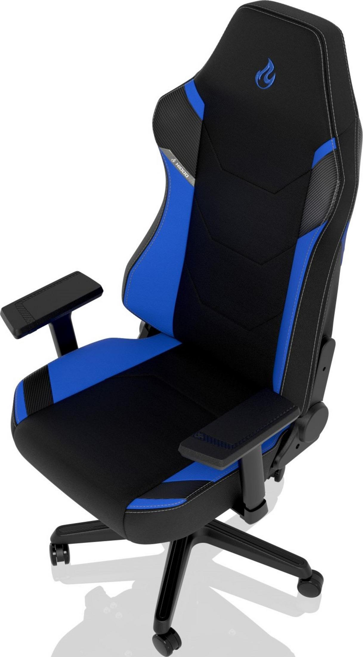 Ein schwarzer Gaming-Stuhl mit blauen Akzenten und Rädern.