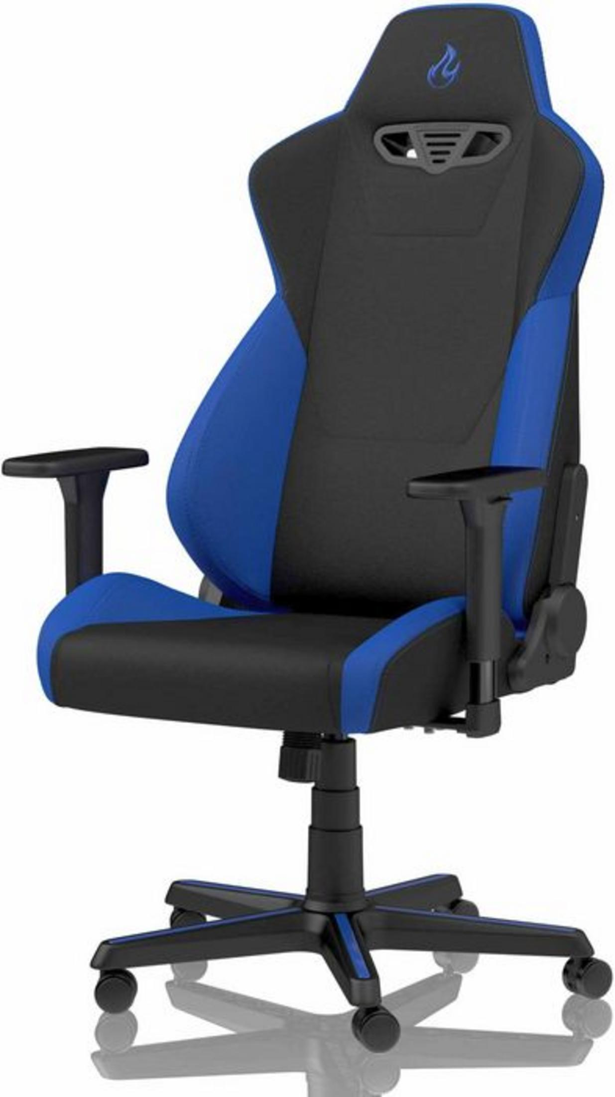 Zwarte gamestoel met blauwe accenten en vlamlogo.