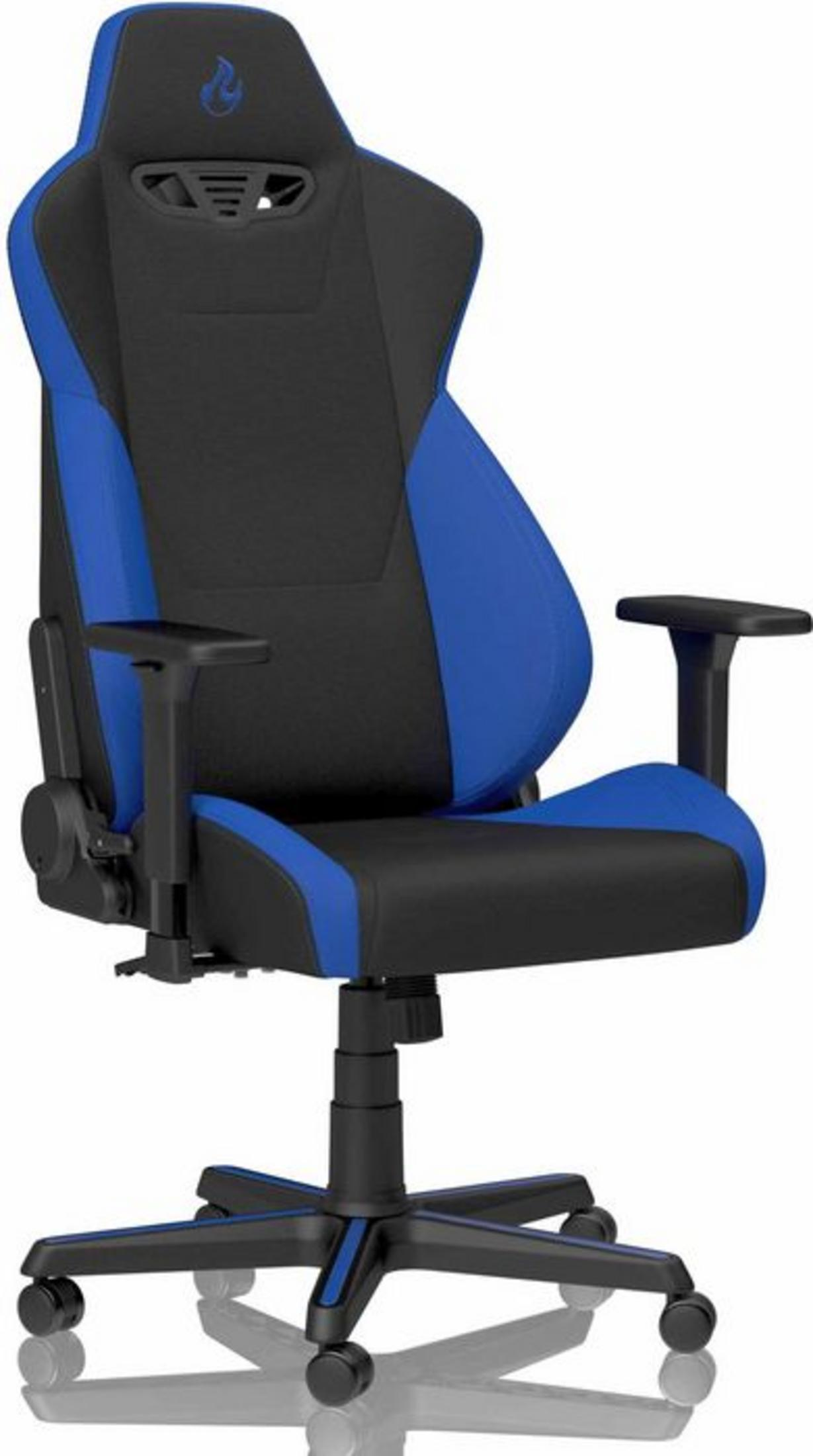 Zwarte gamestoel met blauwe accenten en vlamlogo.