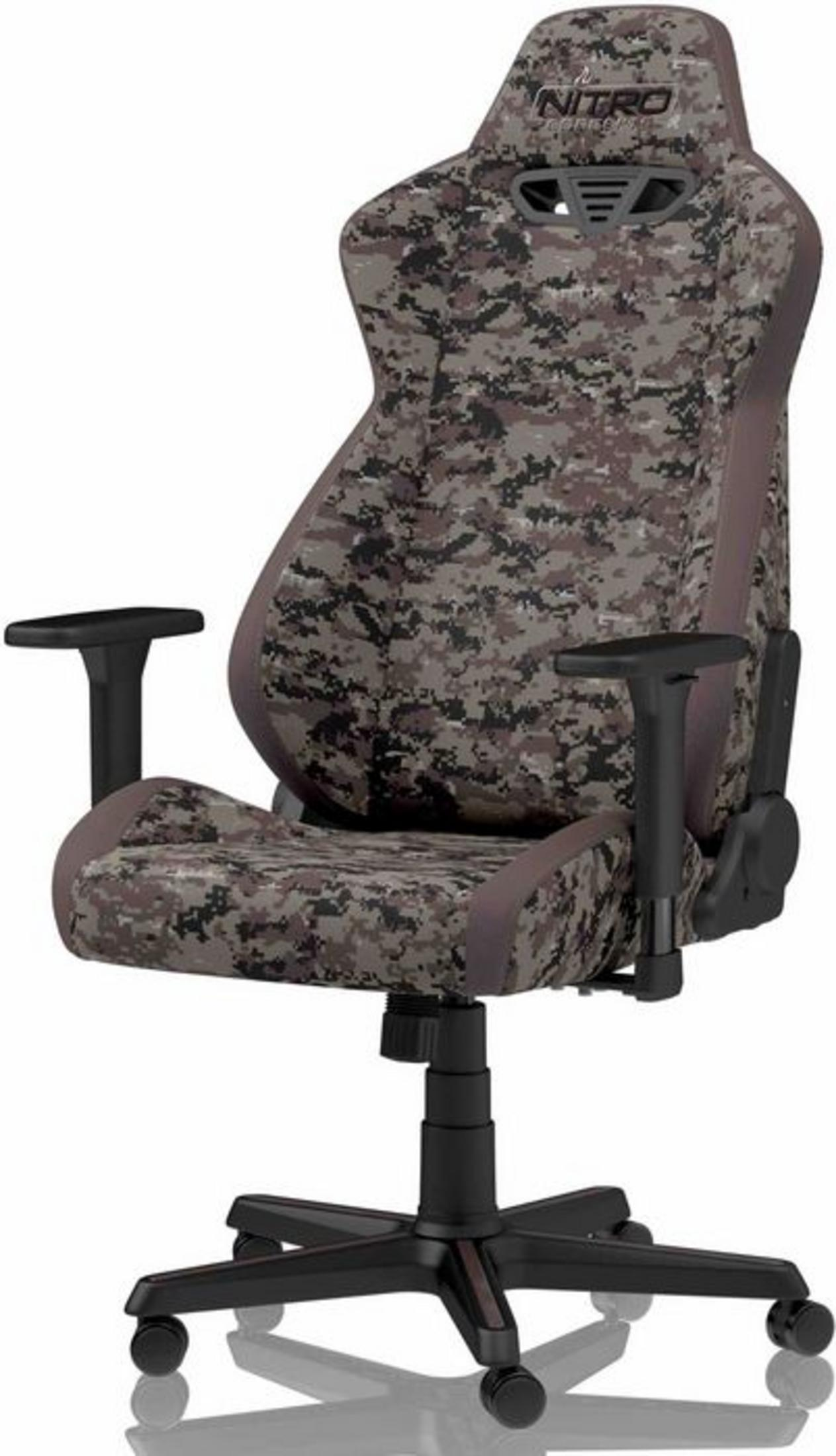 Ein Bürostuhl mit digitalem Tarnmuster, schwarzen Armlehnen und Rädern.