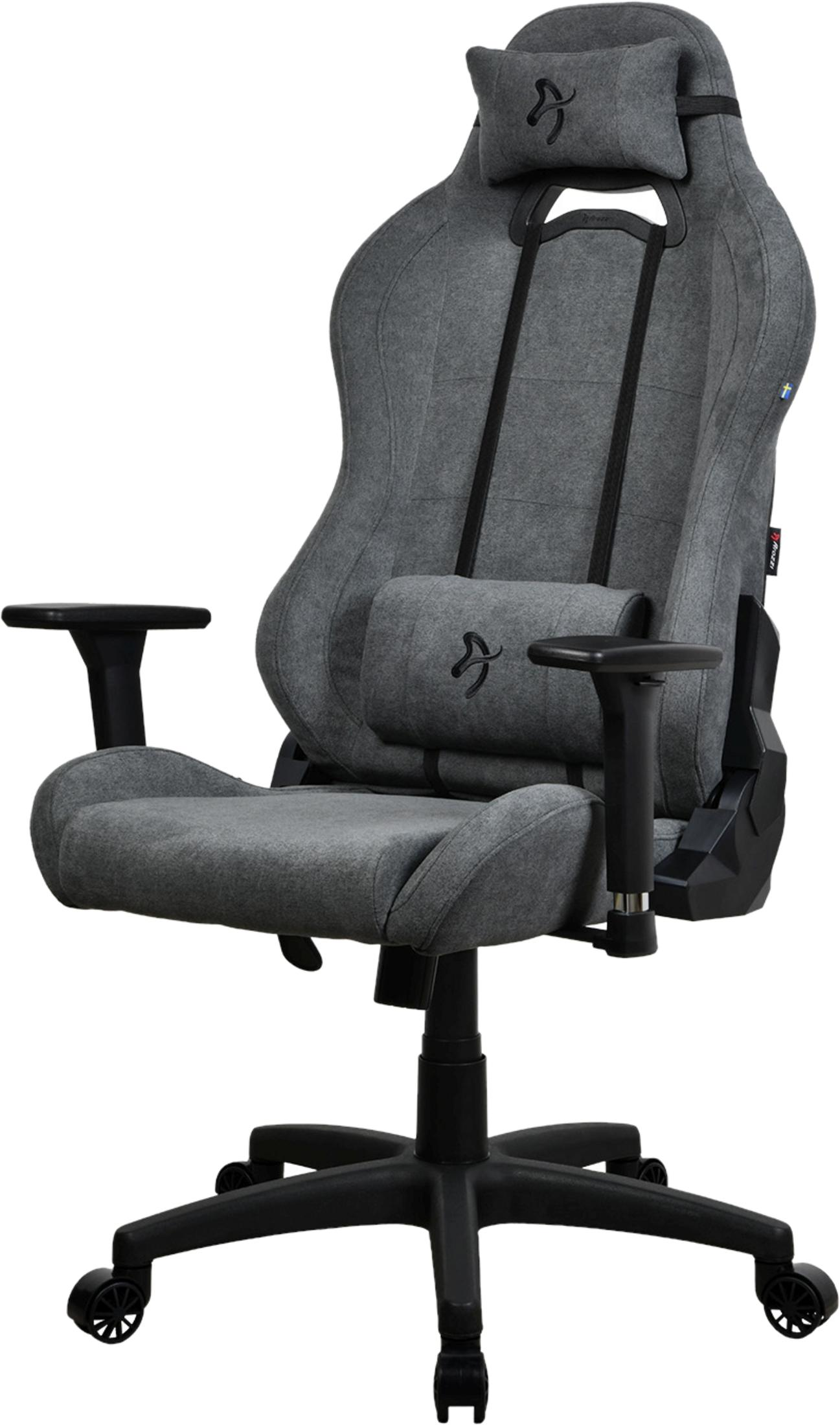 Een grijze stoffen gamestoel met zwarte accenten, hoofdsteun en lendenkussen.