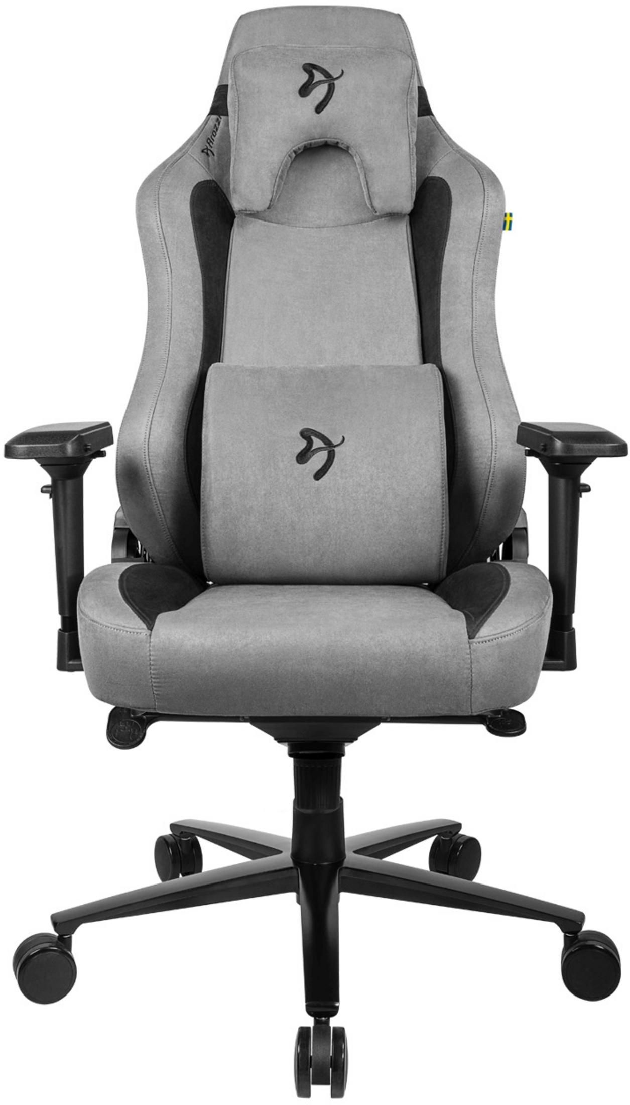 Grijze gamestoel met zwart logo op hoofdsteun en lendekussen.