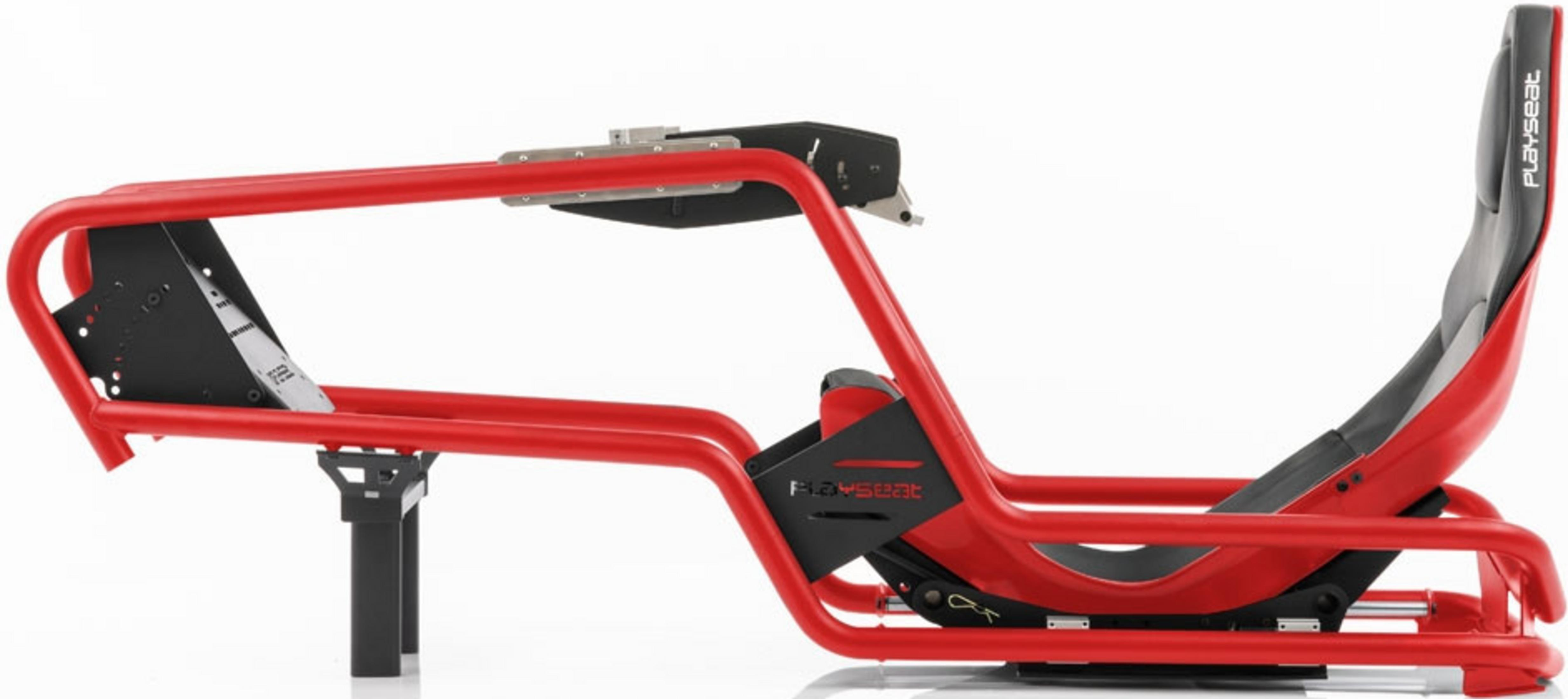 Siège de simulateur de course rouge avec accents noirs et logo Playseat sur fond blanc.