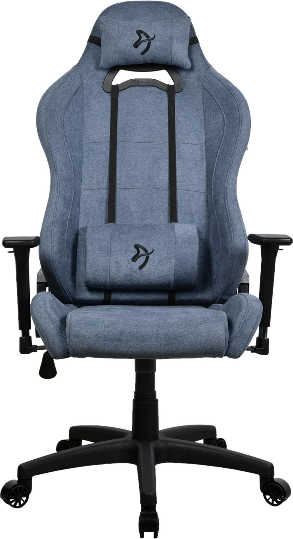 Een blauwe gamestoel met een zwart logo op de hoofdsteun en lendenkussen.