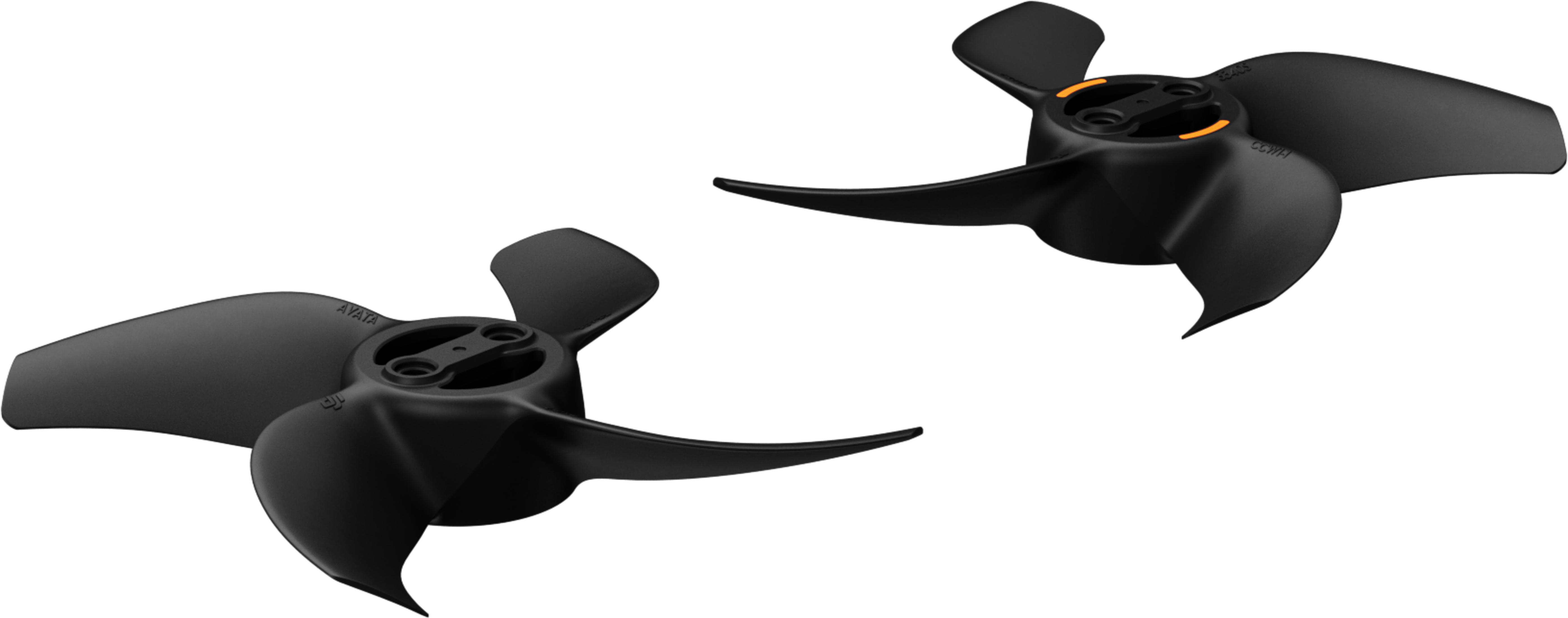Dos hélices de dron negras con detalles naranjas sobre fondo blanco.