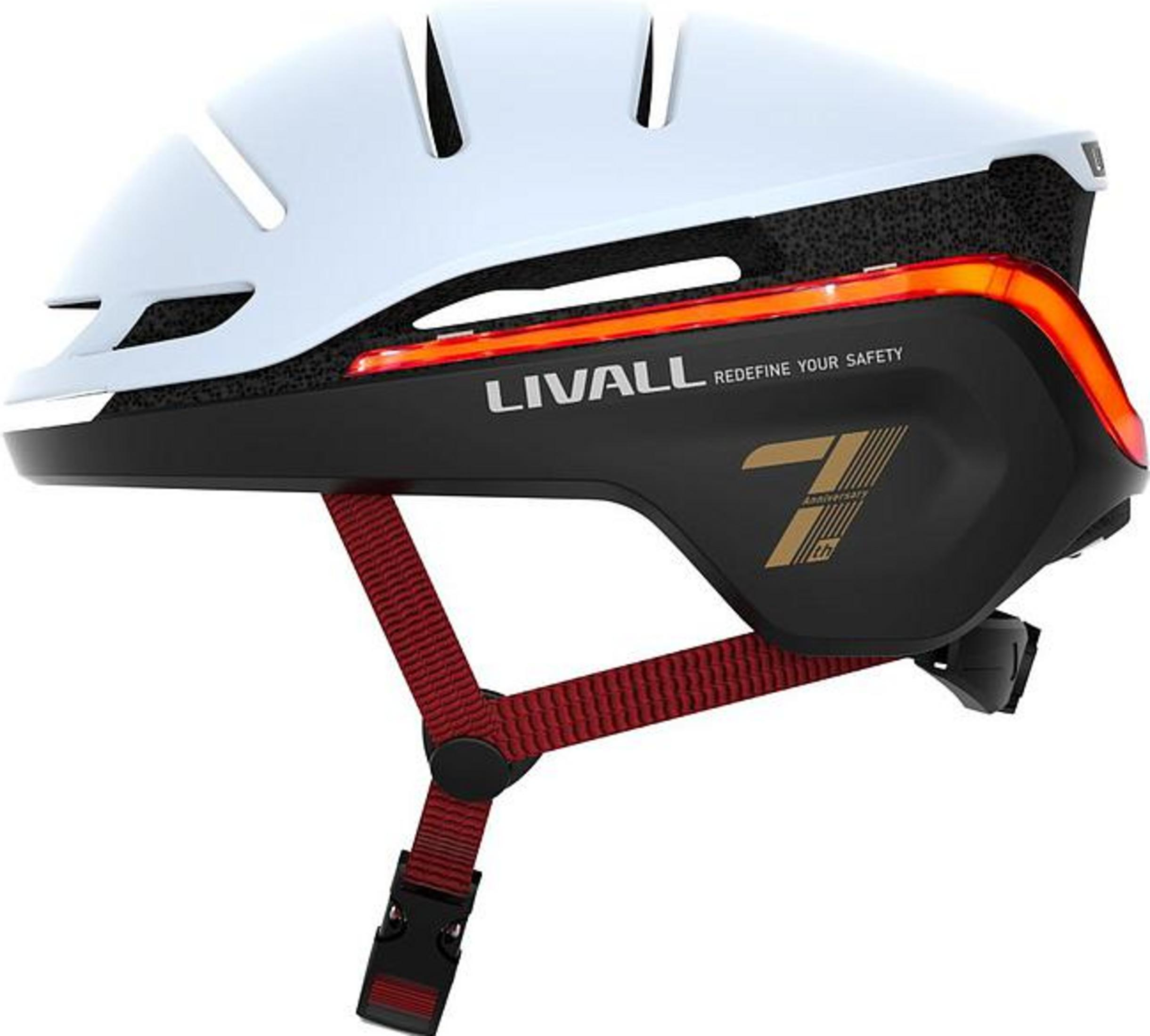 Casco da bicicletta bianco con accenti neri e rossi e cinghie rosse.